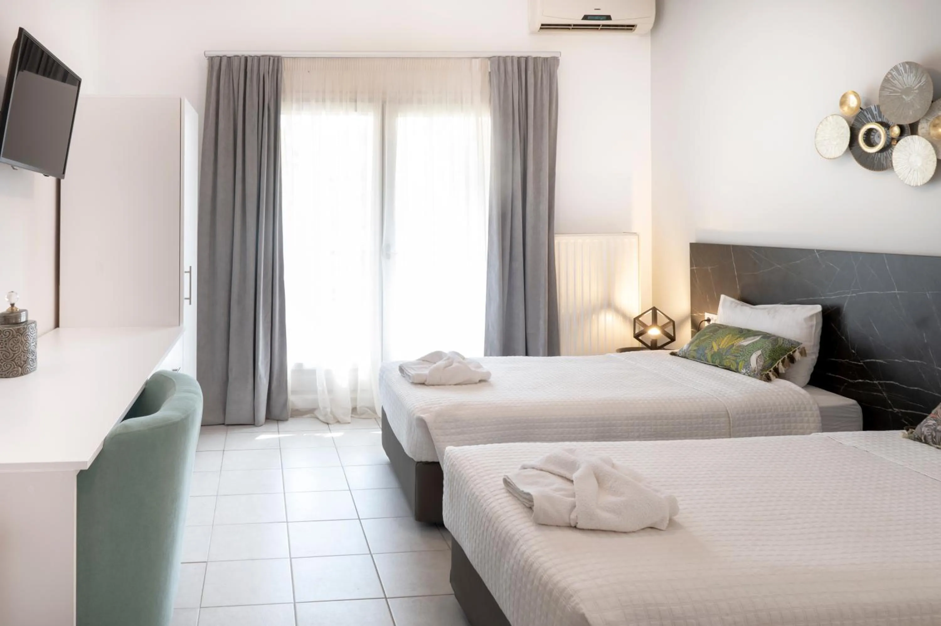 Photo of the whole room, Bed in Hotel Papanikolaou