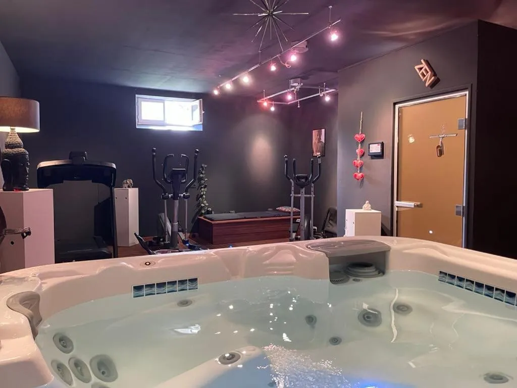 Hot Tub in Gîte à la campagne 1 chambre Les Grandes Maisons Espace jacuzzi hammam SPA