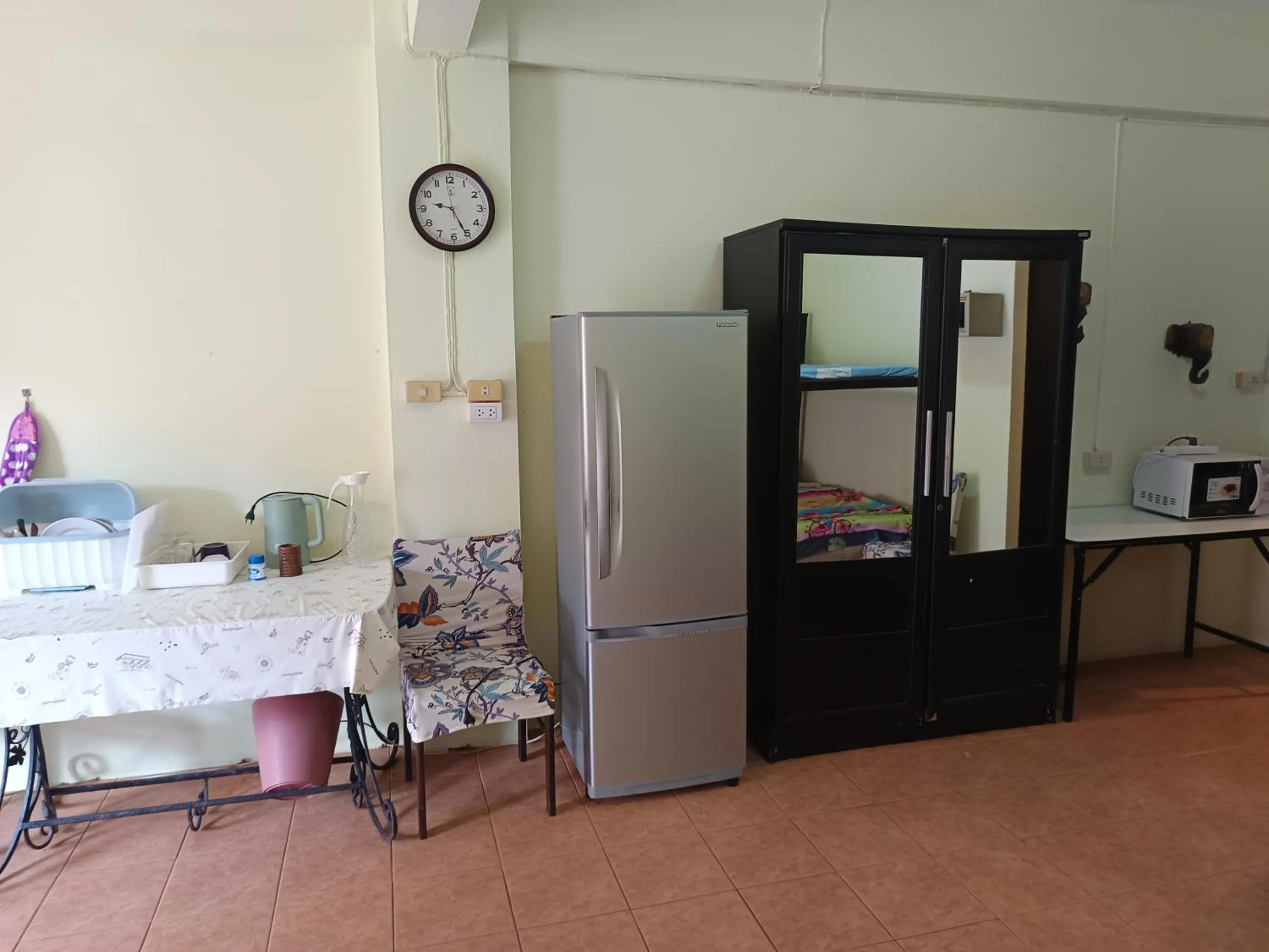 Photo of the whole room in SV. HOUSE