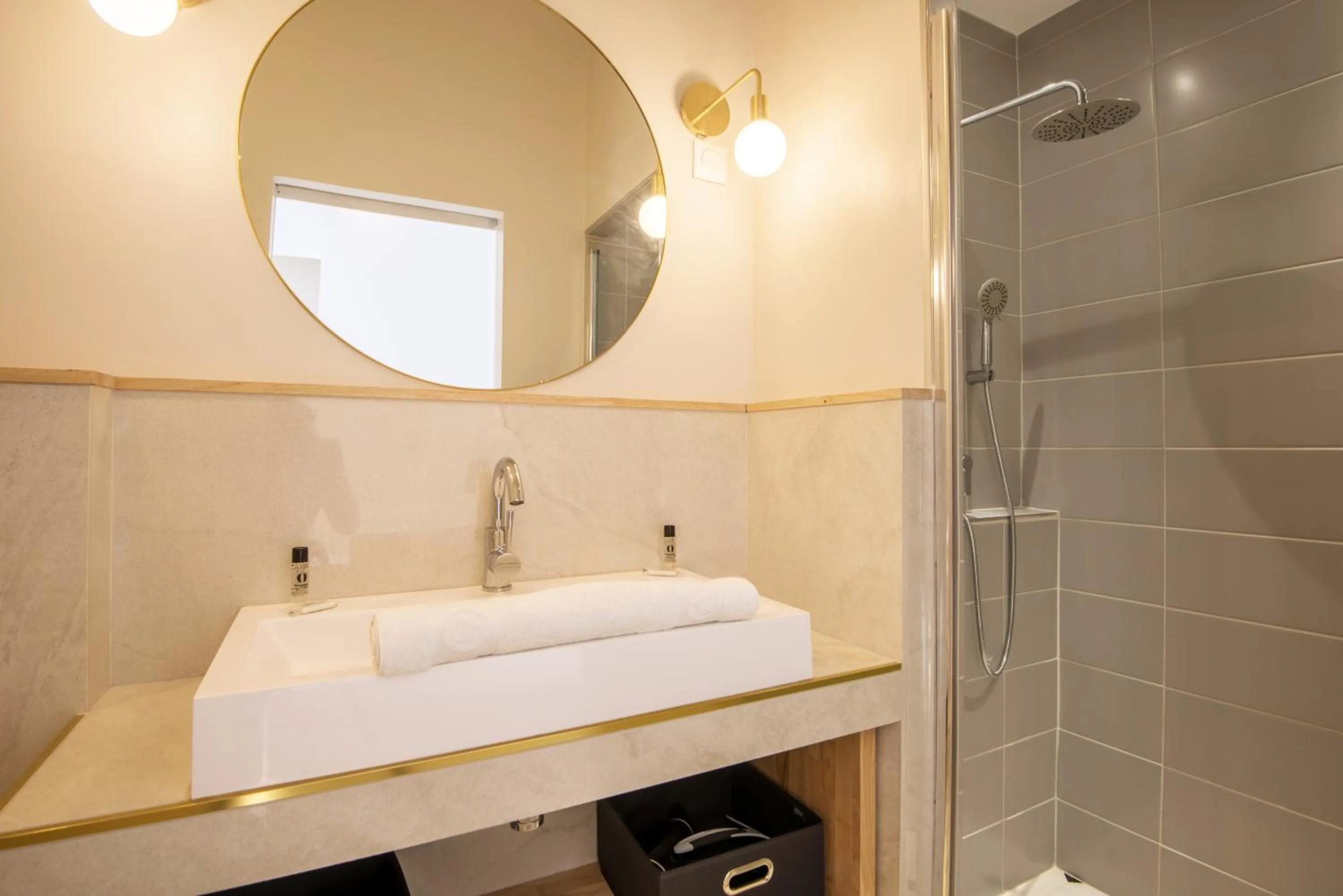 Shower in Les Suites Faidherbe