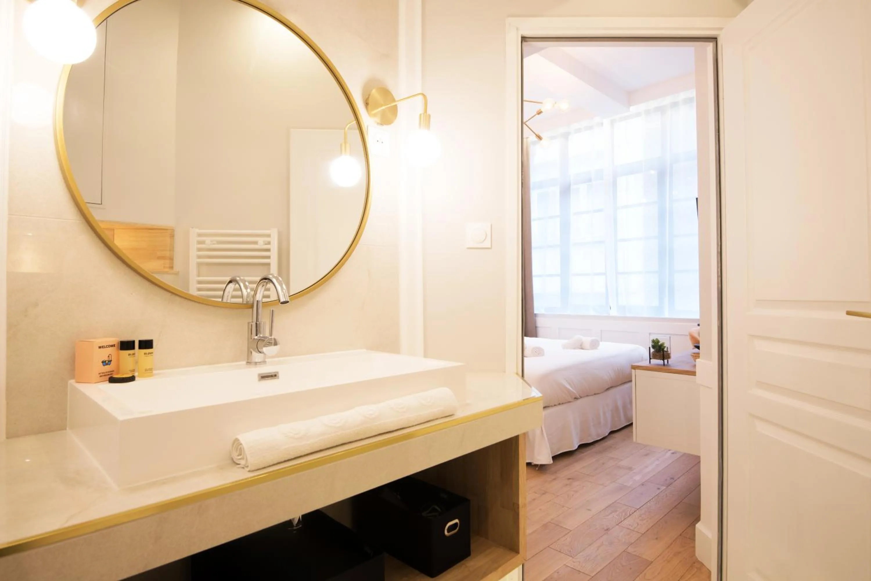 Bathroom, Bed in Les Suites Faidherbe