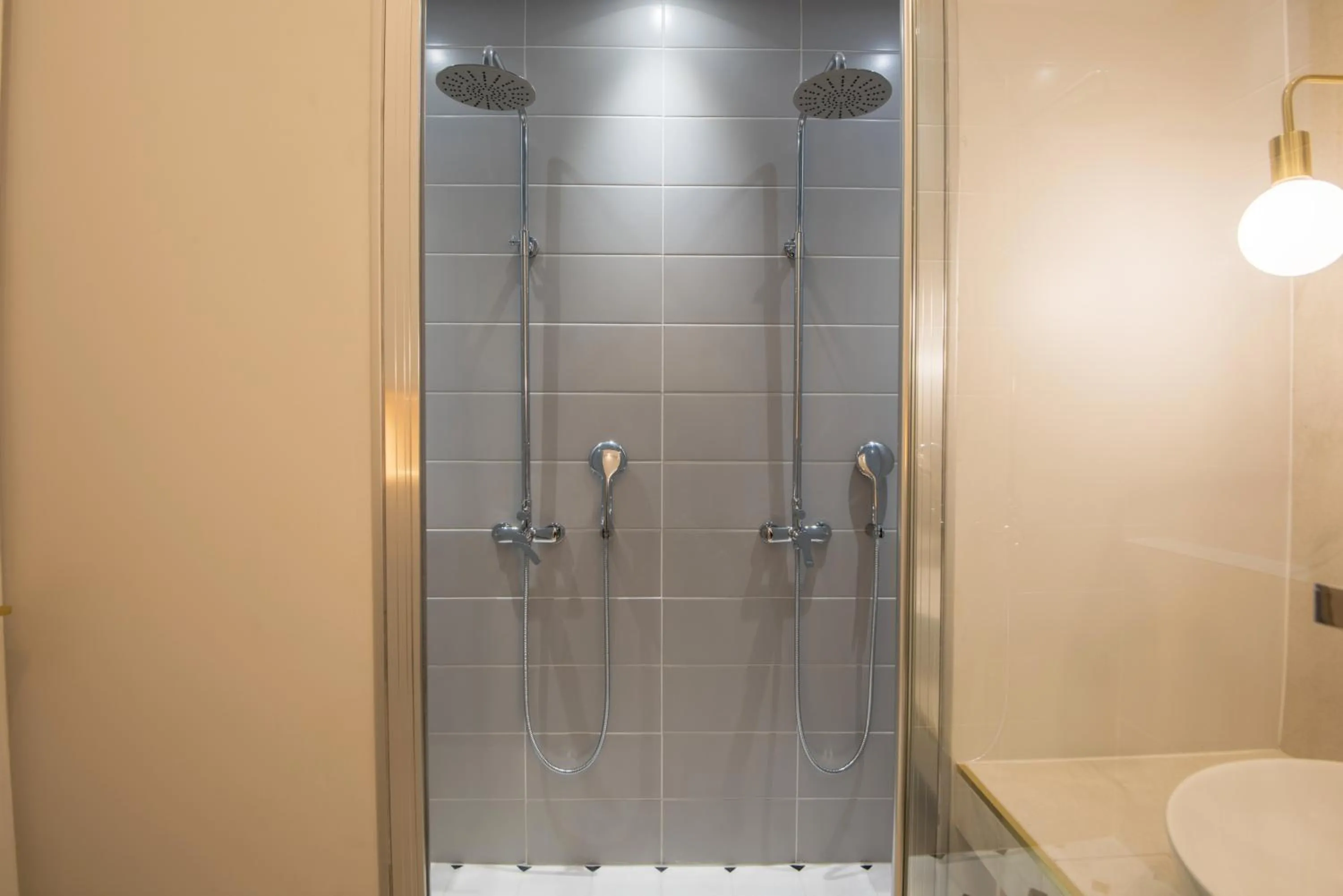 Shower in Les Suites Faidherbe