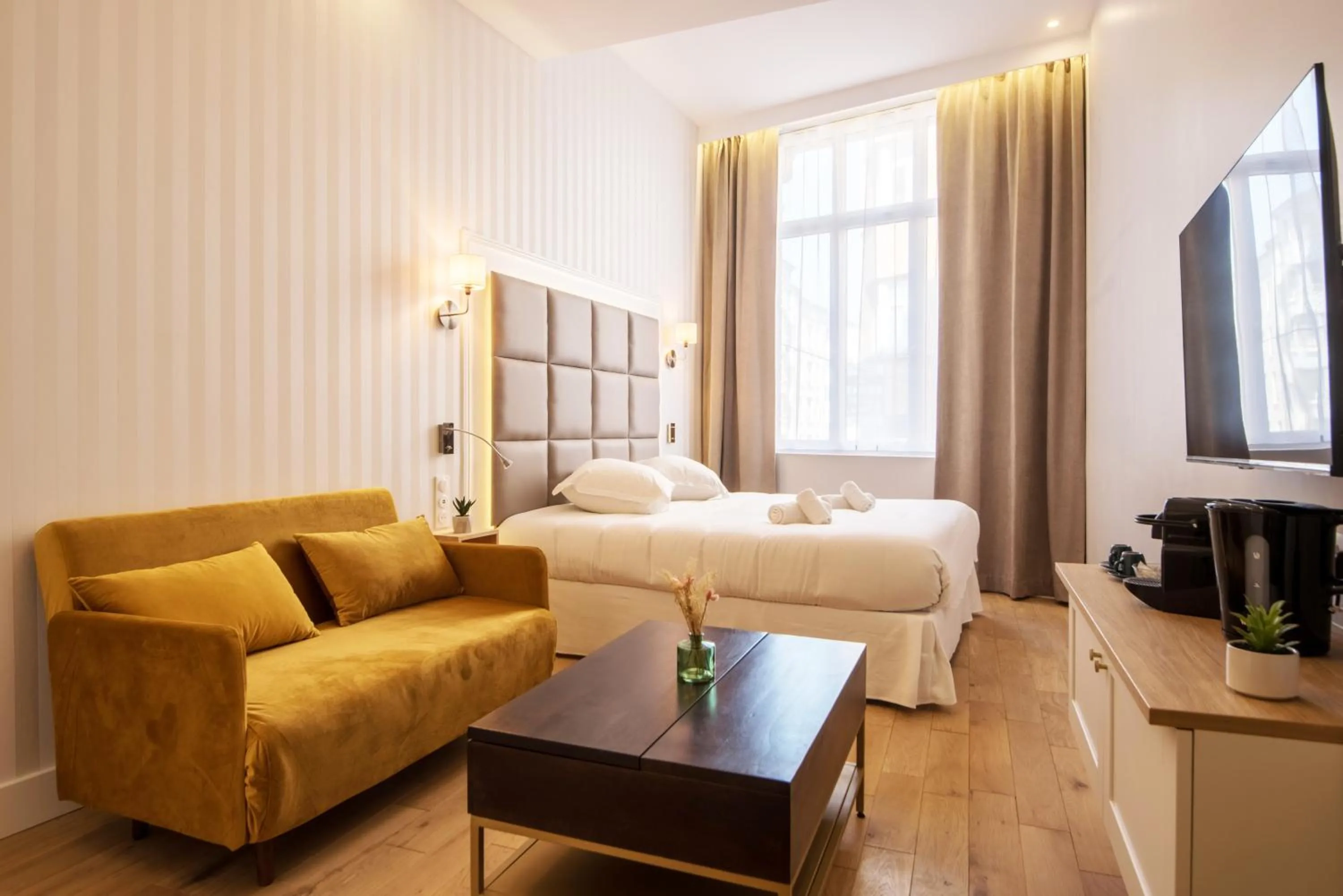 Living room, Bed in Les Suites Faidherbe