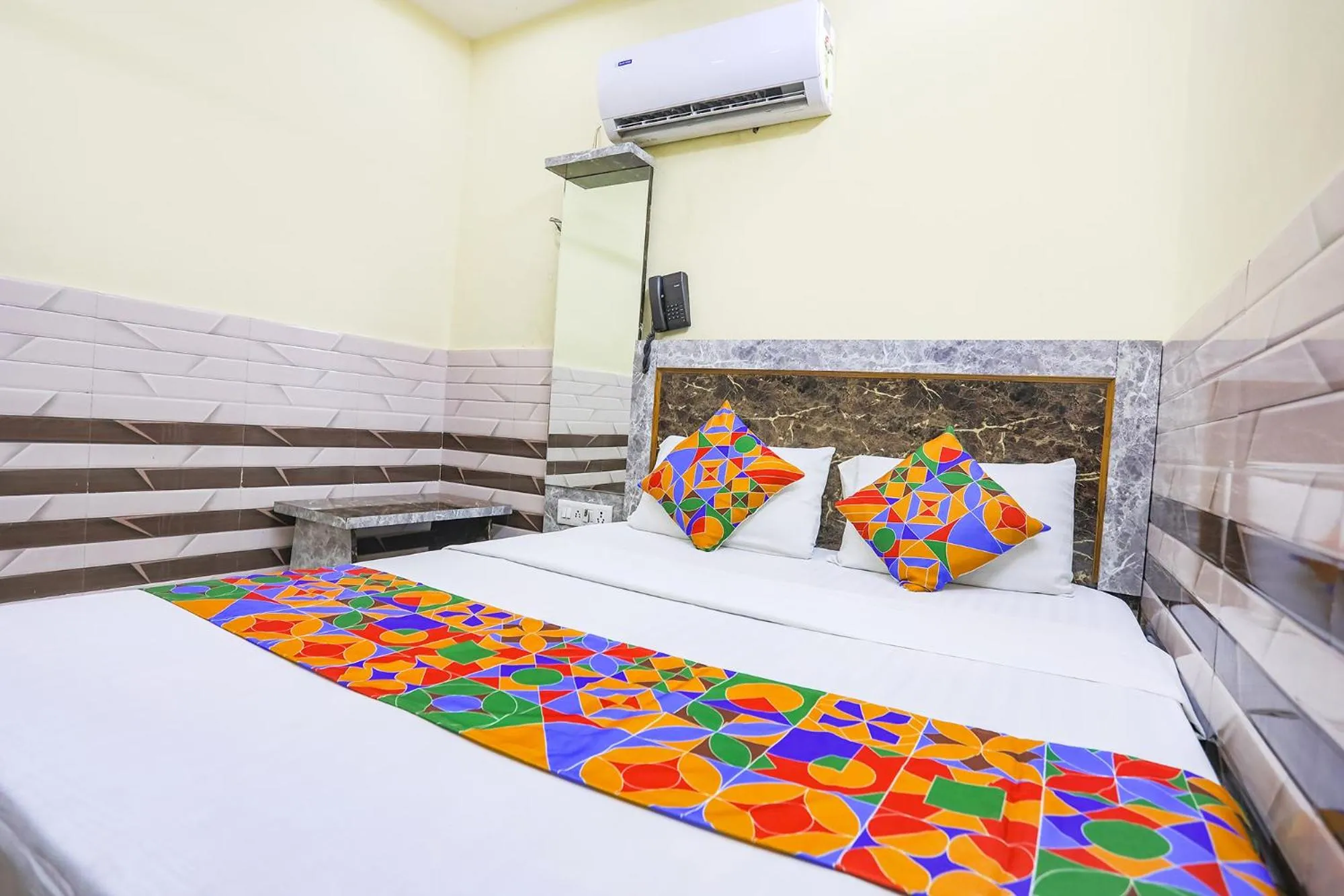 Photo of the whole room, Bed in Via Welcome