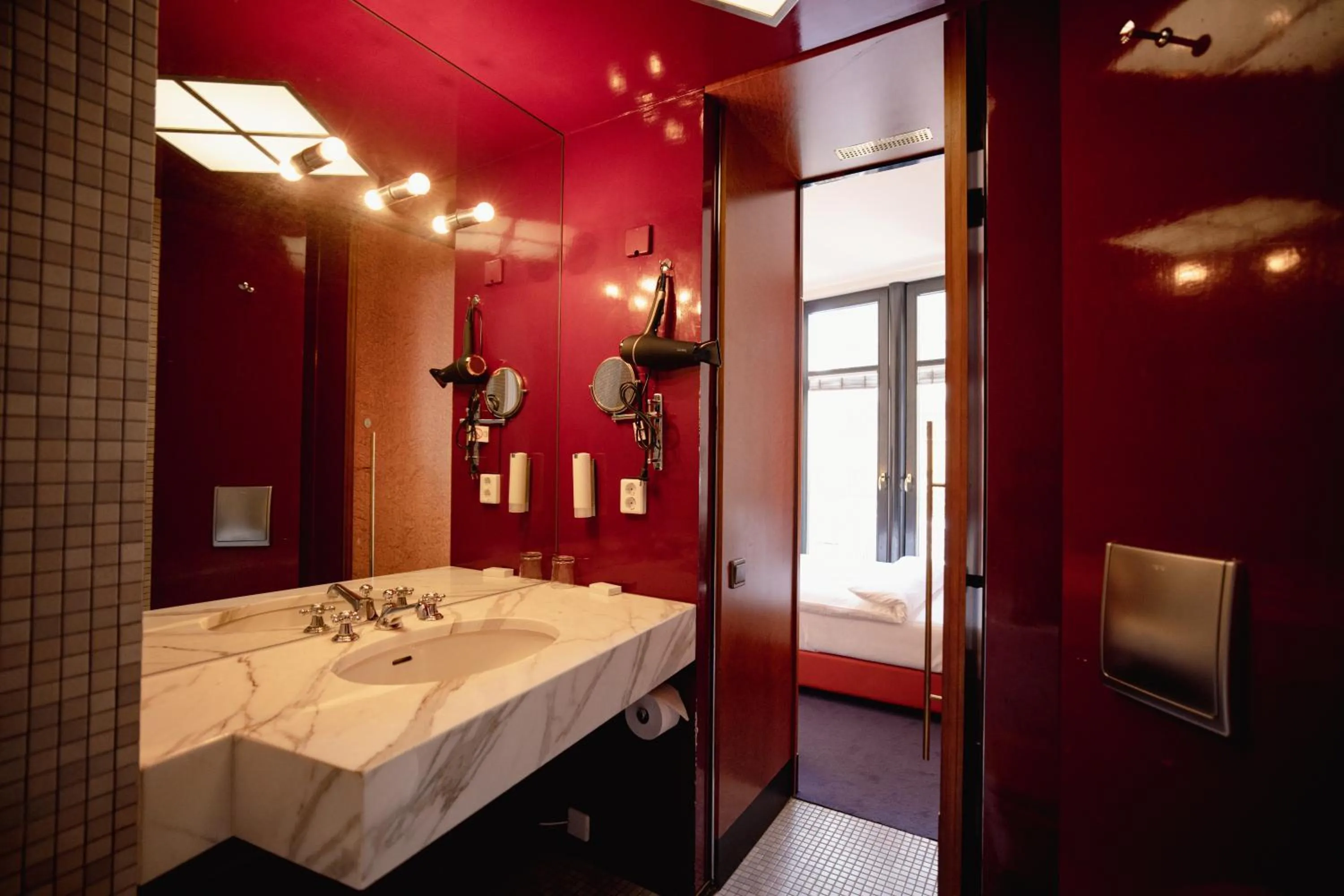 Bathroom, Bed in Domicil Hotel Bonn