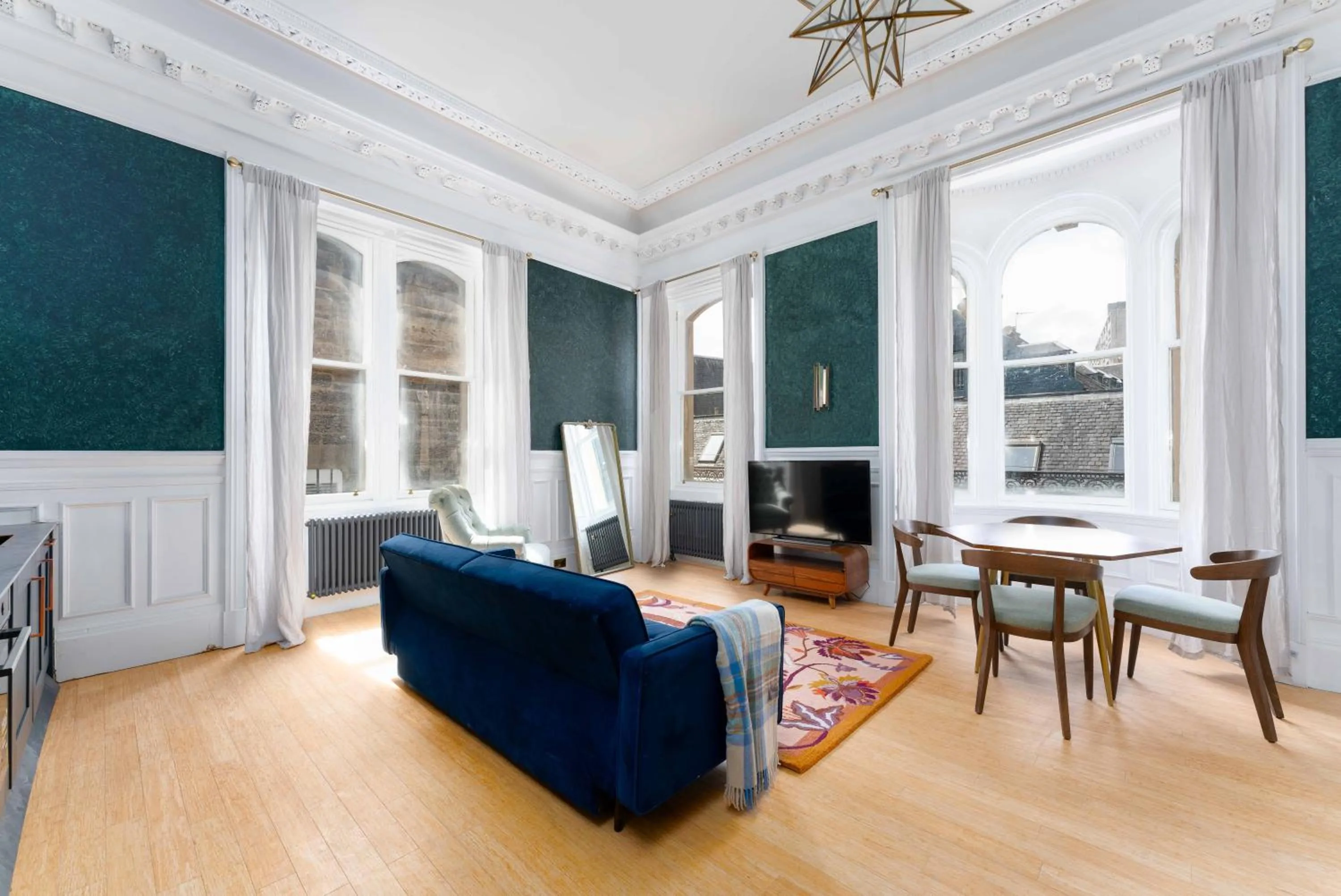 TV and multimedia in 89 The Merchants- Chic Aparthotel by The House of Danu