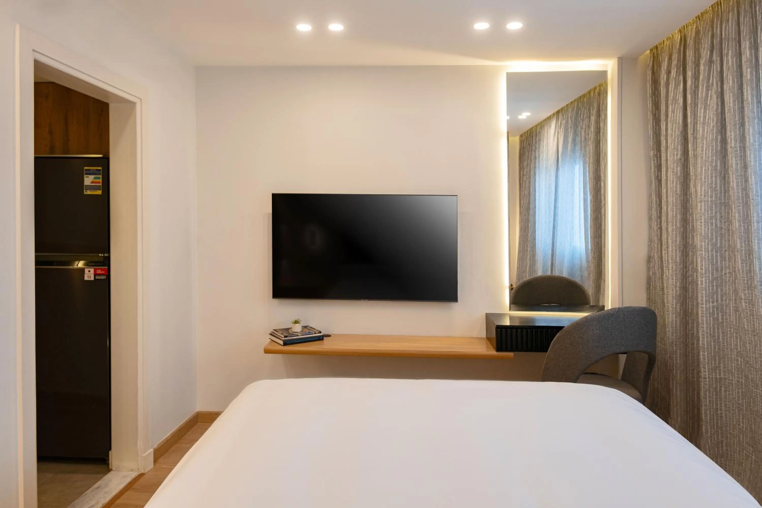 TV and multimedia, Bed in Parkside Boutique Serviced Apartments