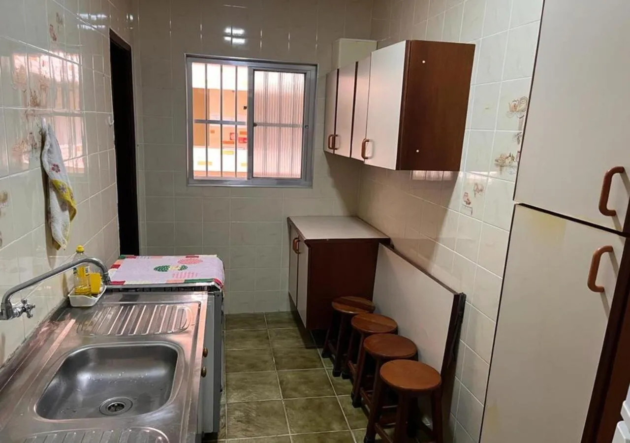 Kitchen or kitchenette in Apartamento Vila Tupi Praia Grande