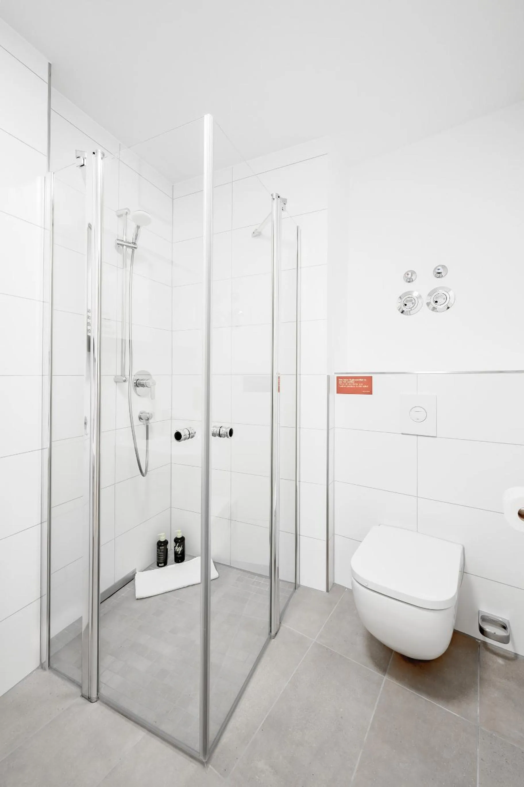 Shower in Limehome Metzingen Wilhelmstr