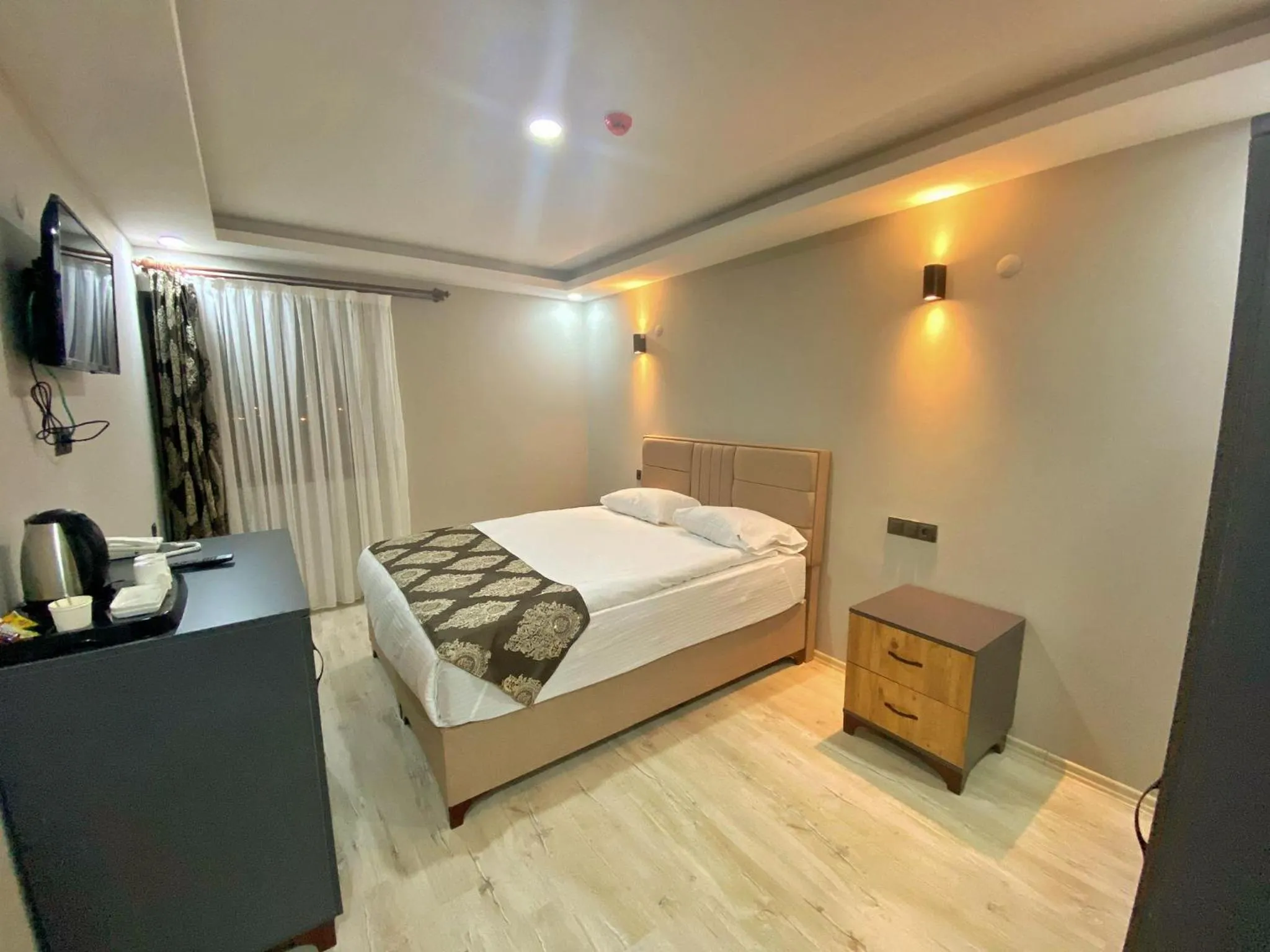 Bedroom, Bed in Whitestone Hotel