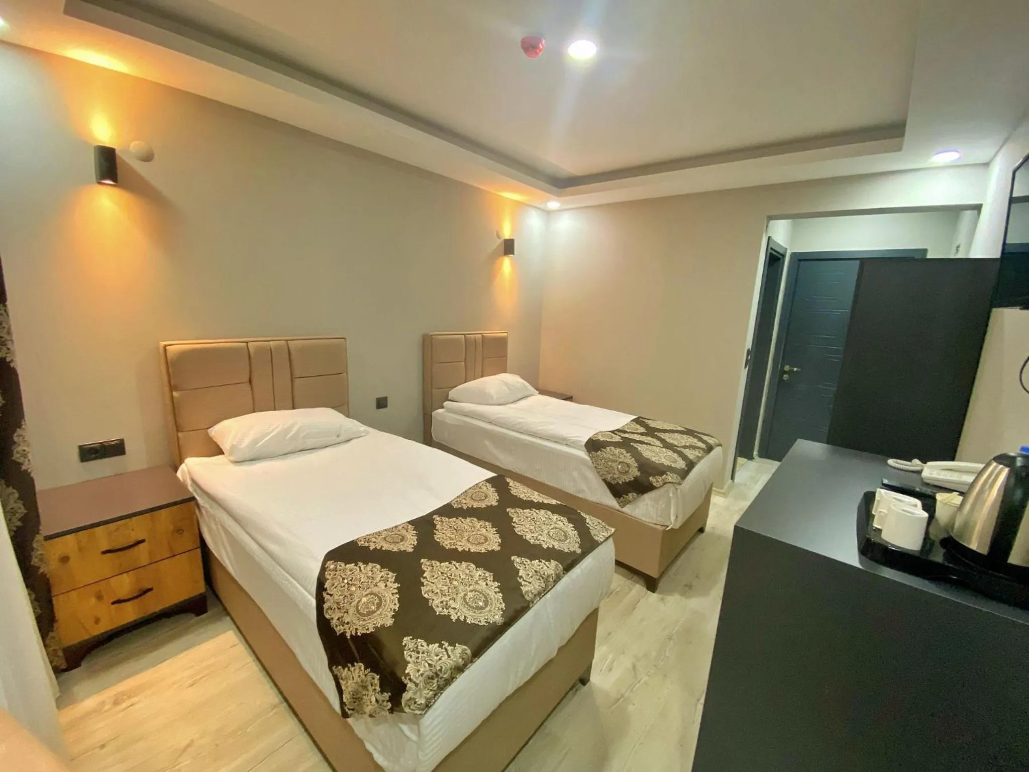 Bedroom, Bed in Whitestone Hotel