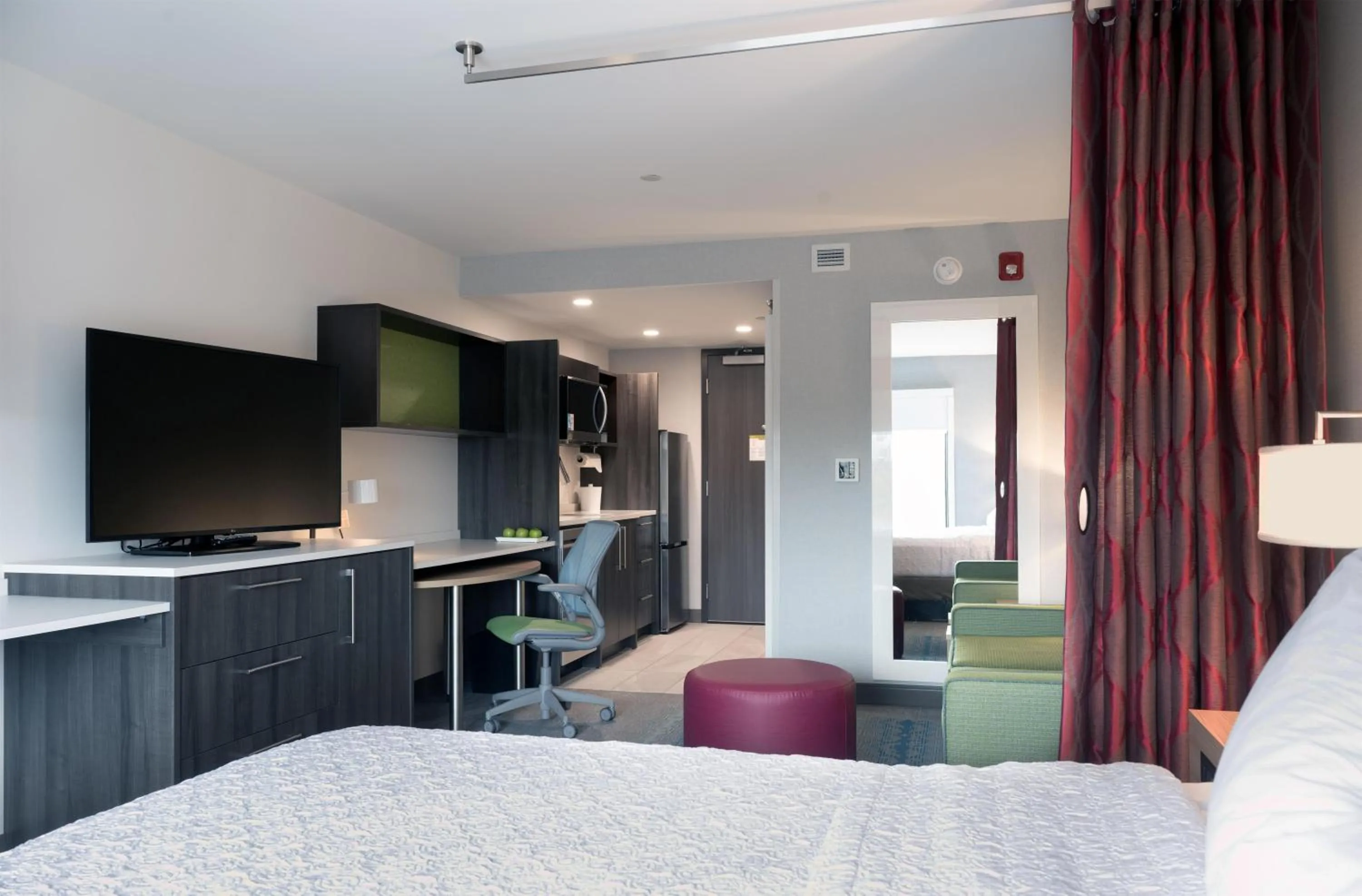 Bedroom, Bed in Home2 Suites By Hilton Quebec City