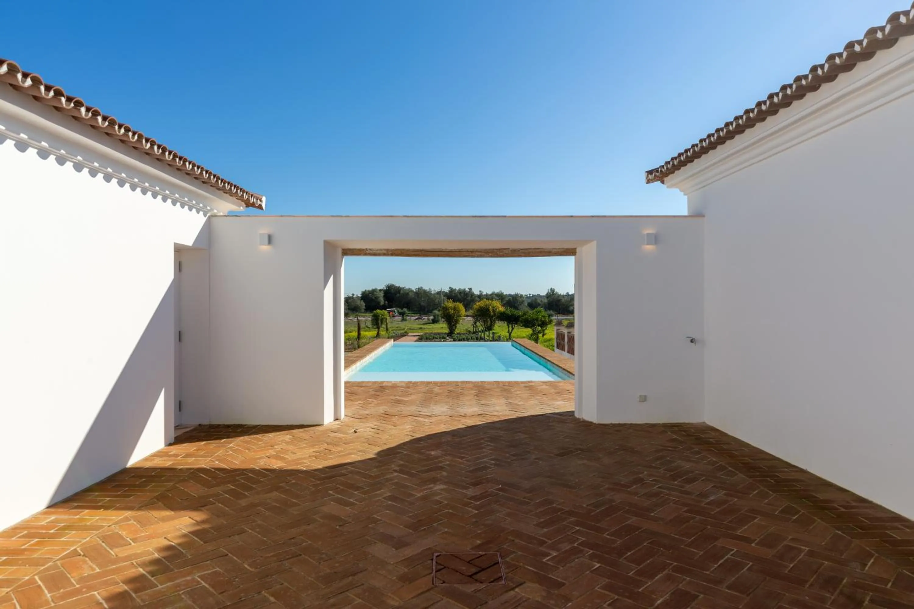 Property building in Cenoura-Brava