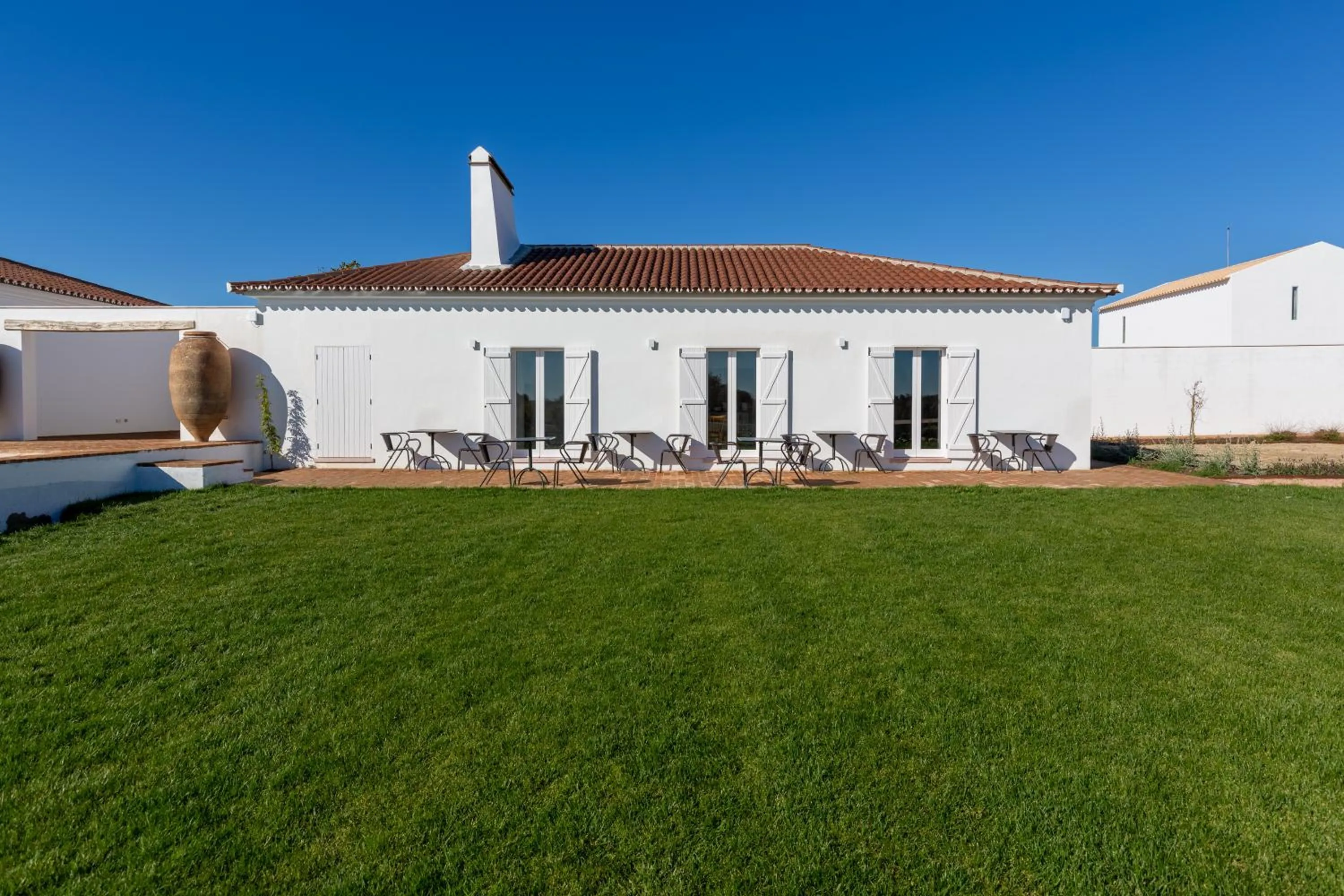 Property building in Cenoura-Brava