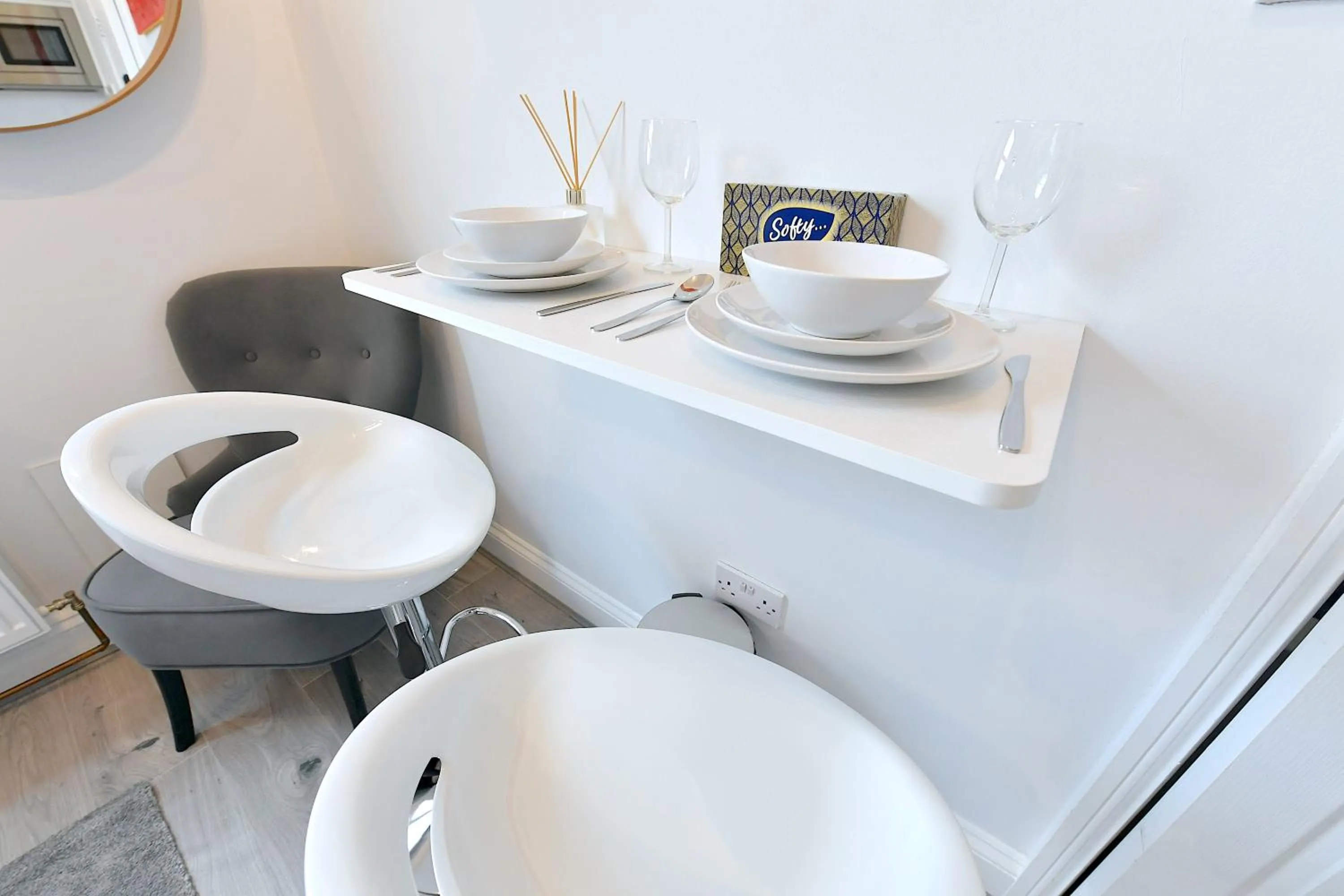 Dining area in Stylish Studios by Luxestays Fulham