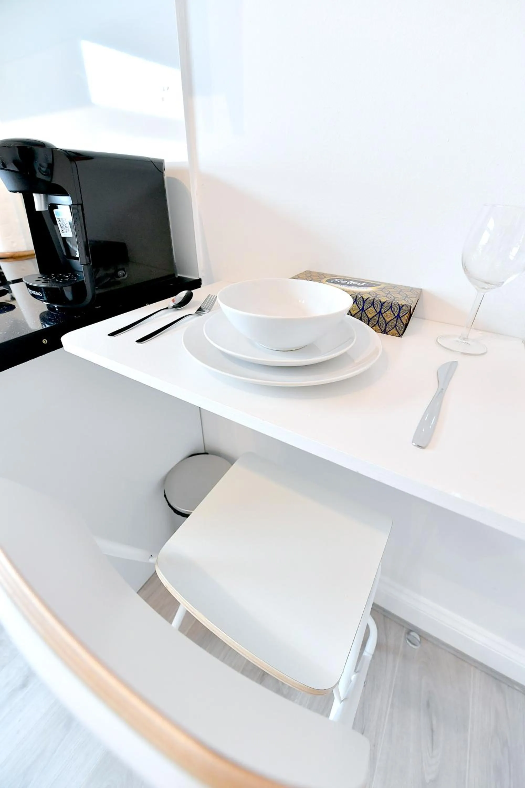 Dining area in Stylish Studios by Luxestays Fulham