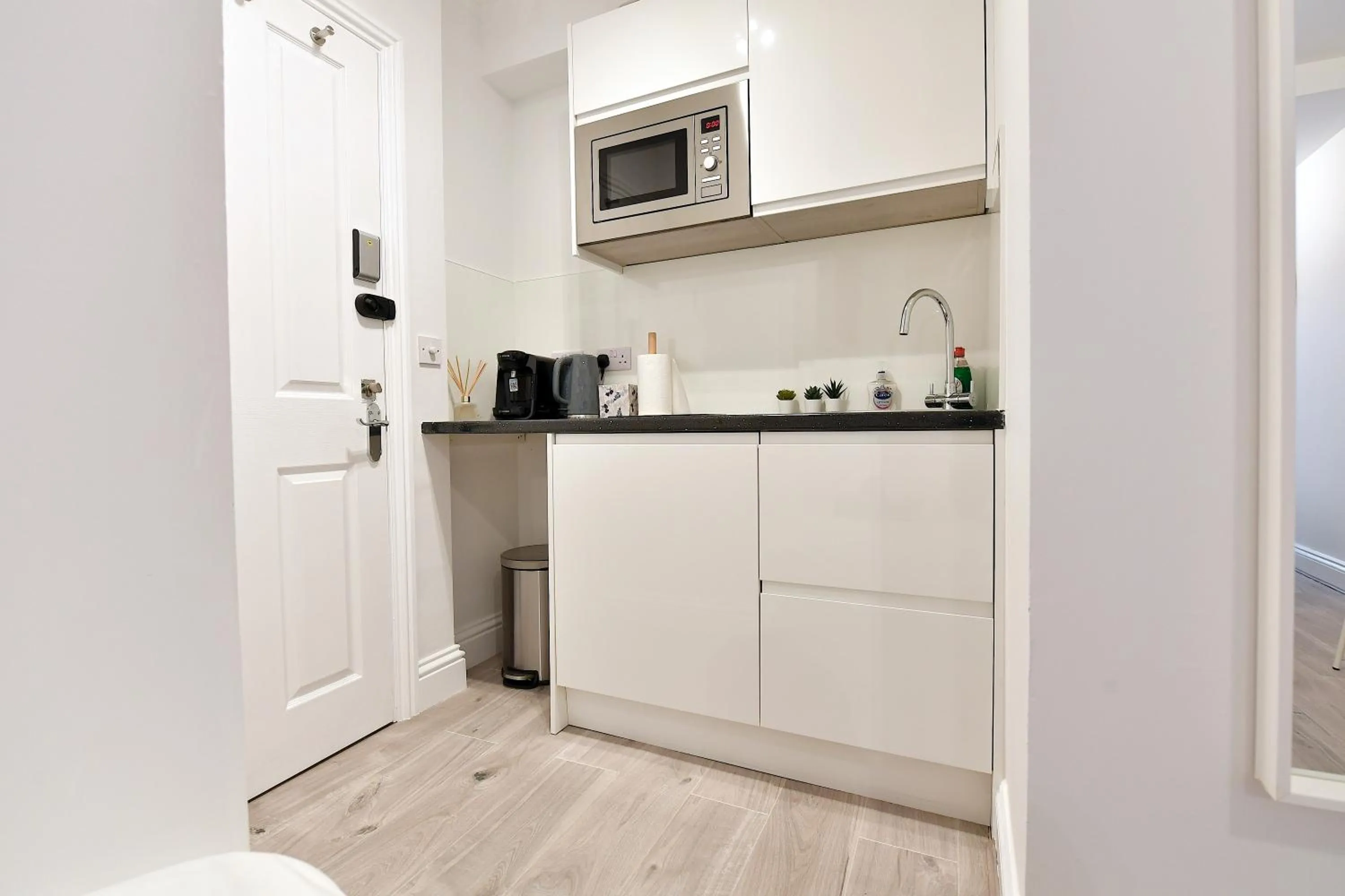 Coffee/tea facilities in Stylish Studios by Luxestays Fulham