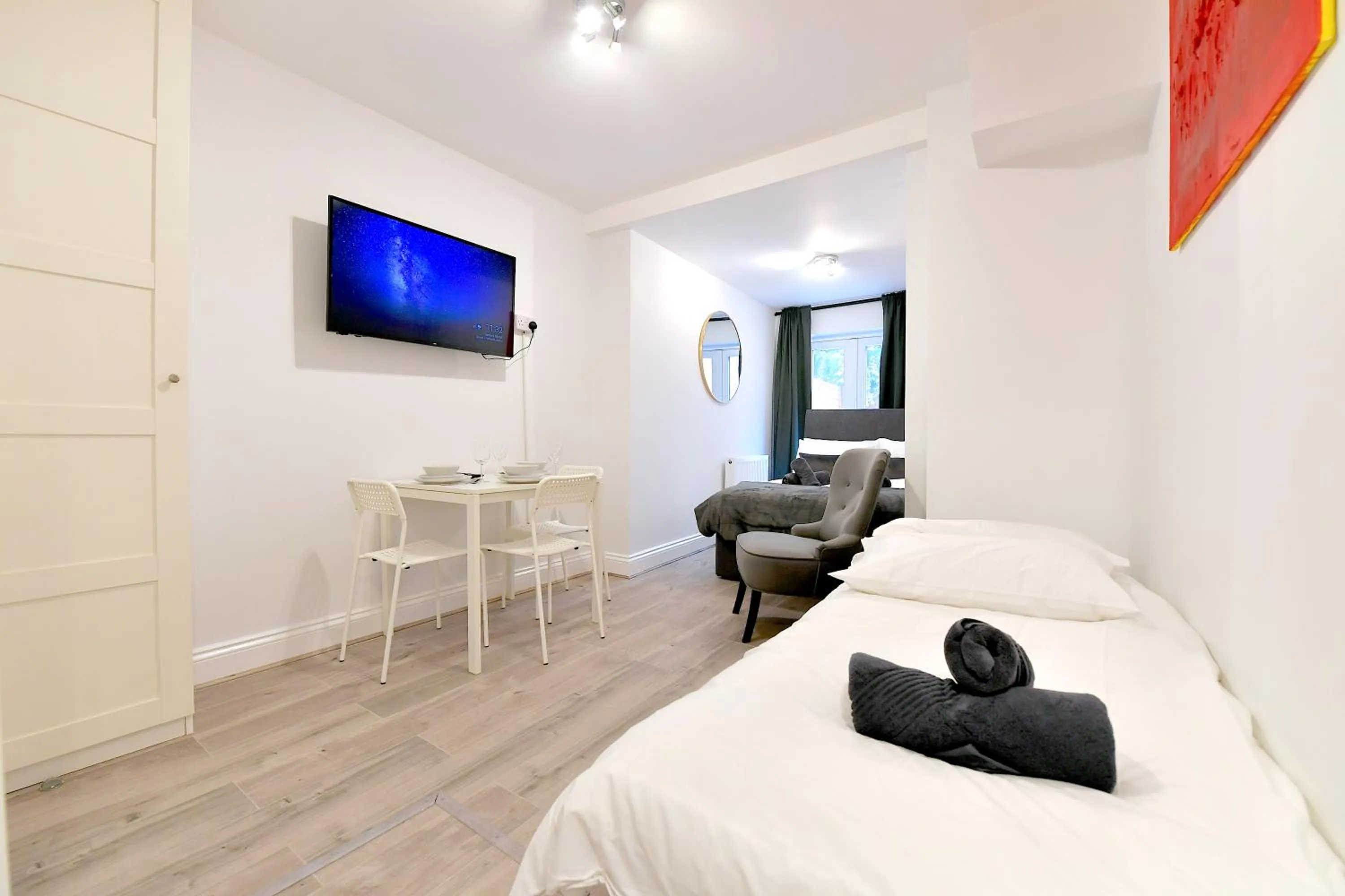 Photo of the whole room, Bed in Stylish Studios by Luxestays Fulham