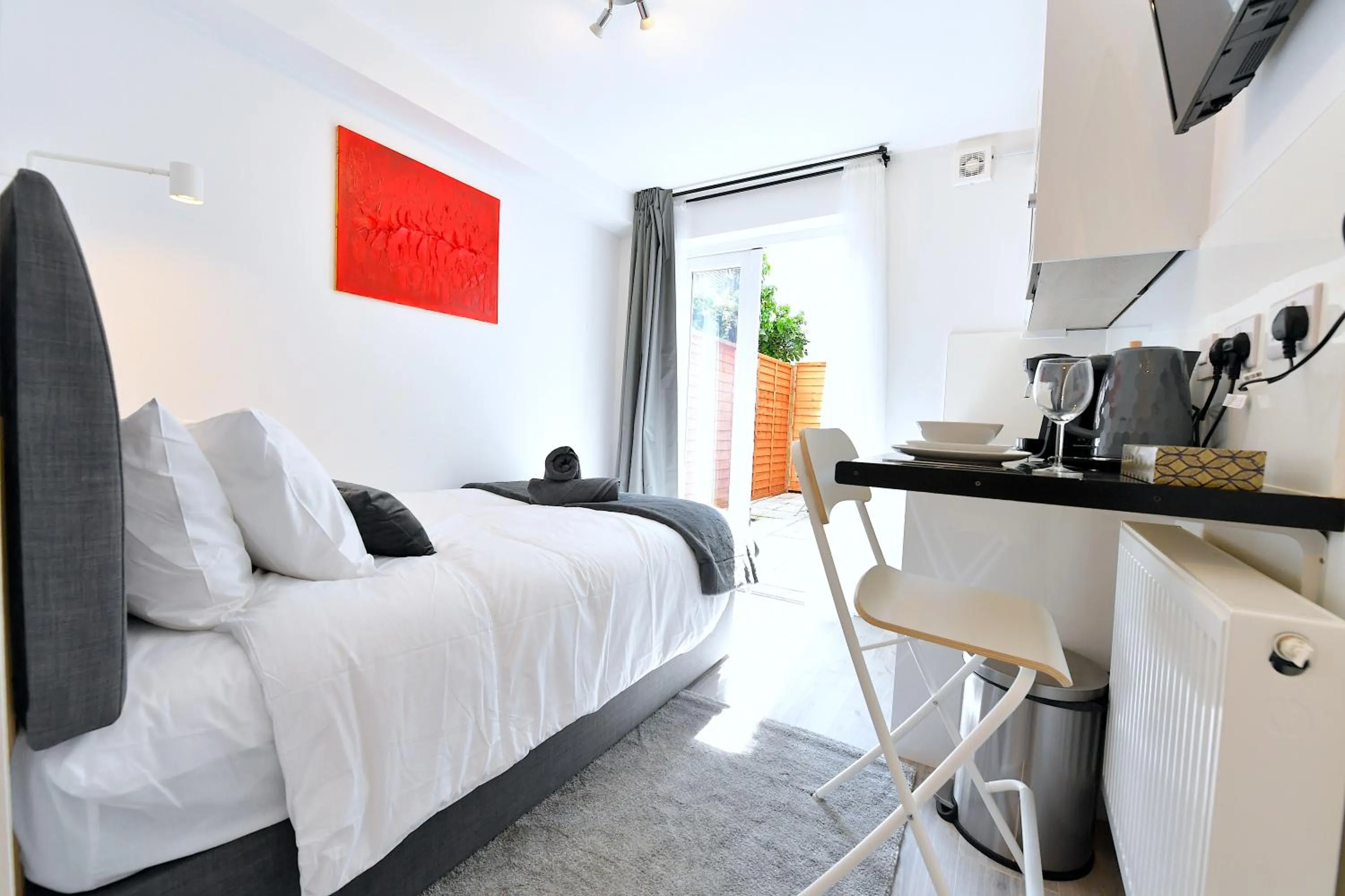 Photo of the whole room, Bed in Stylish Studios by Luxestays Fulham