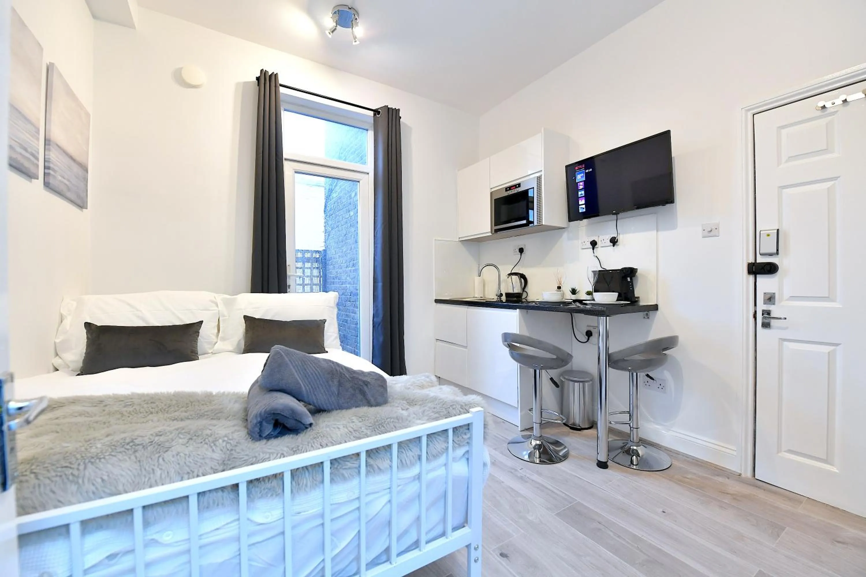 Bed in Stylish Studios by Luxestays Fulham