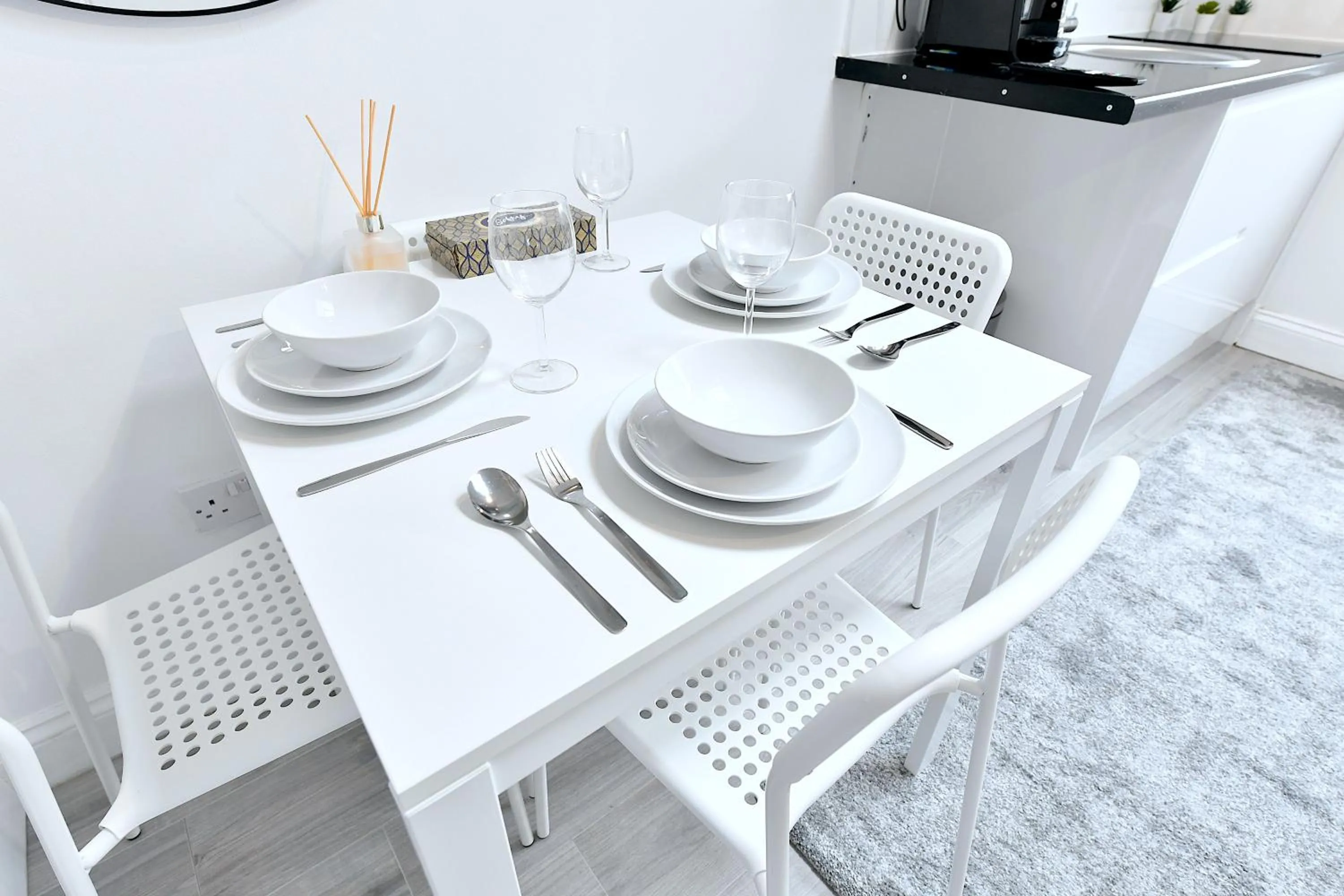 Dining area in Stylish Studios by Luxestays Fulham