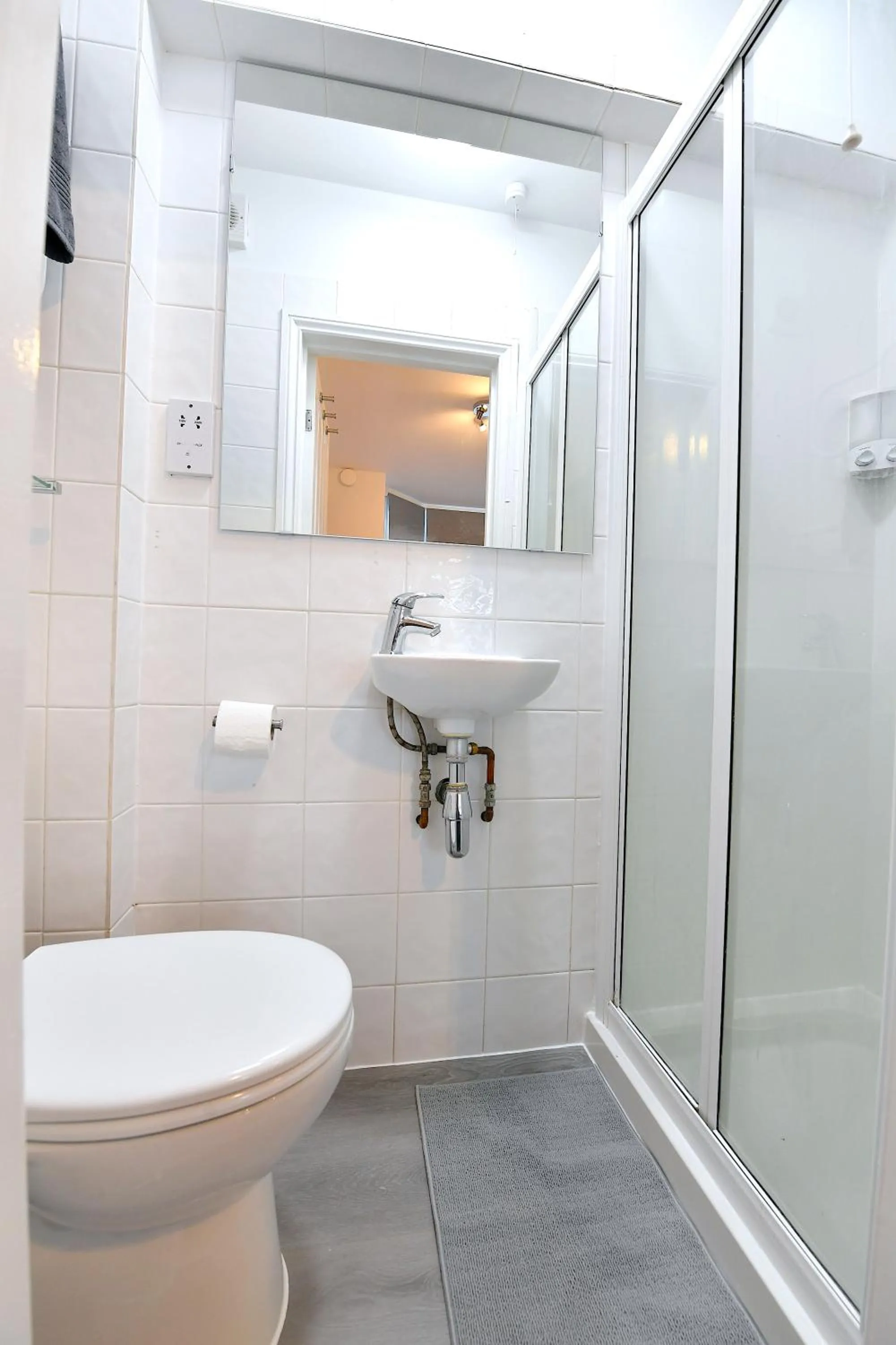 Bathroom in Stylish Studios by Luxestays Fulham