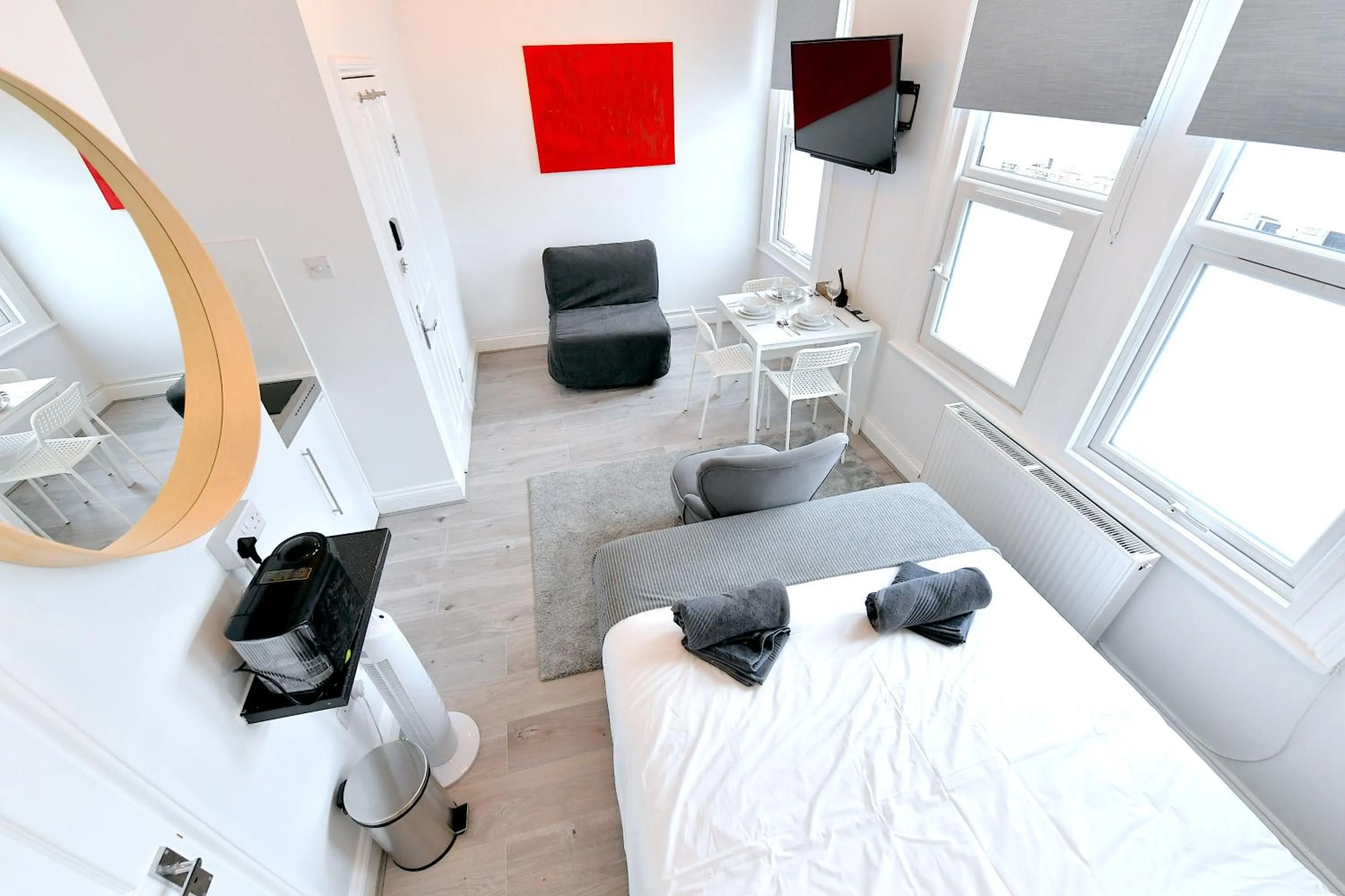 Photo of the whole room, Bed in Stylish Studios by Luxestays Fulham