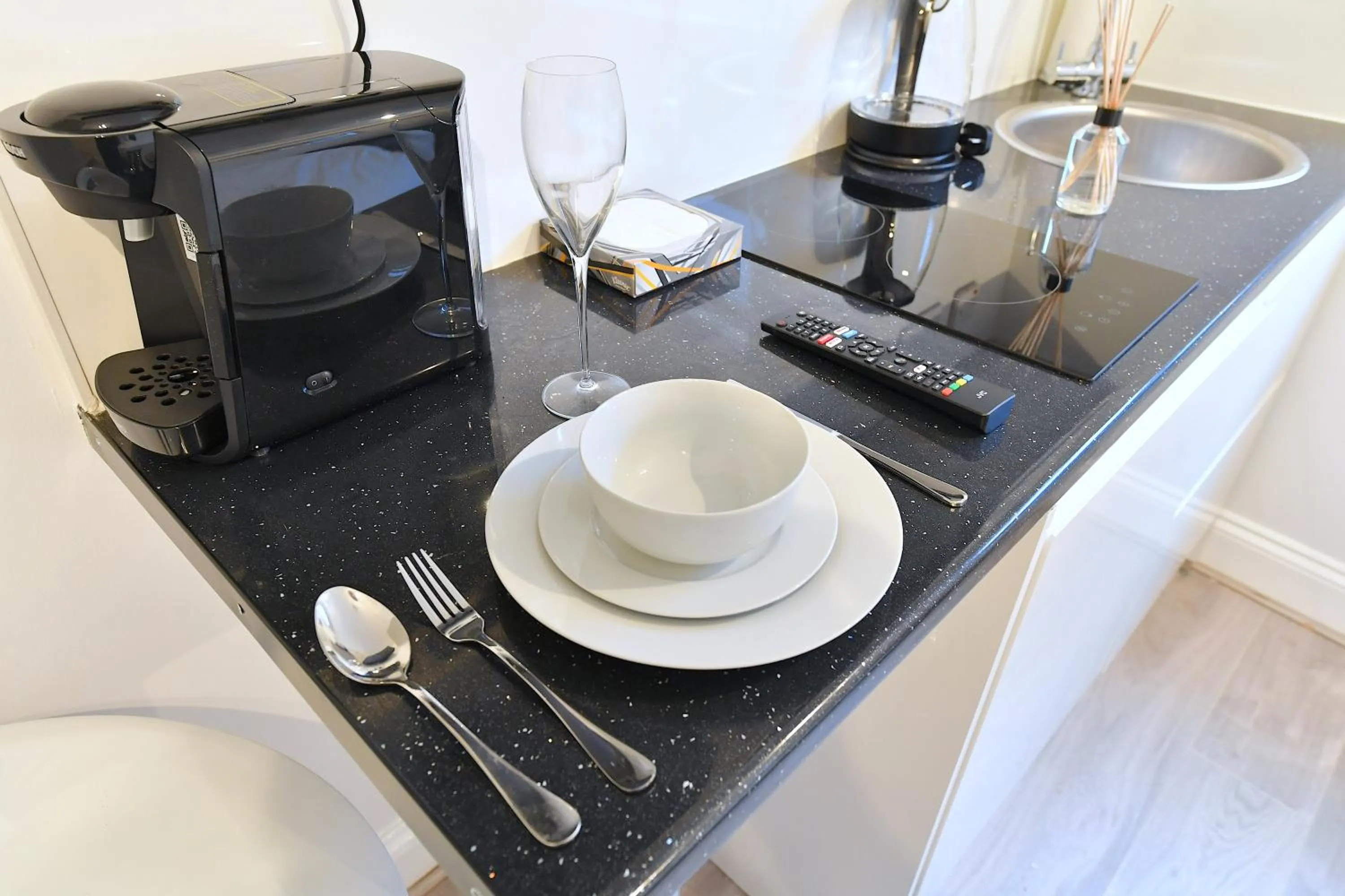 Coffee/tea facilities in Stylish Studios by Luxestays Fulham