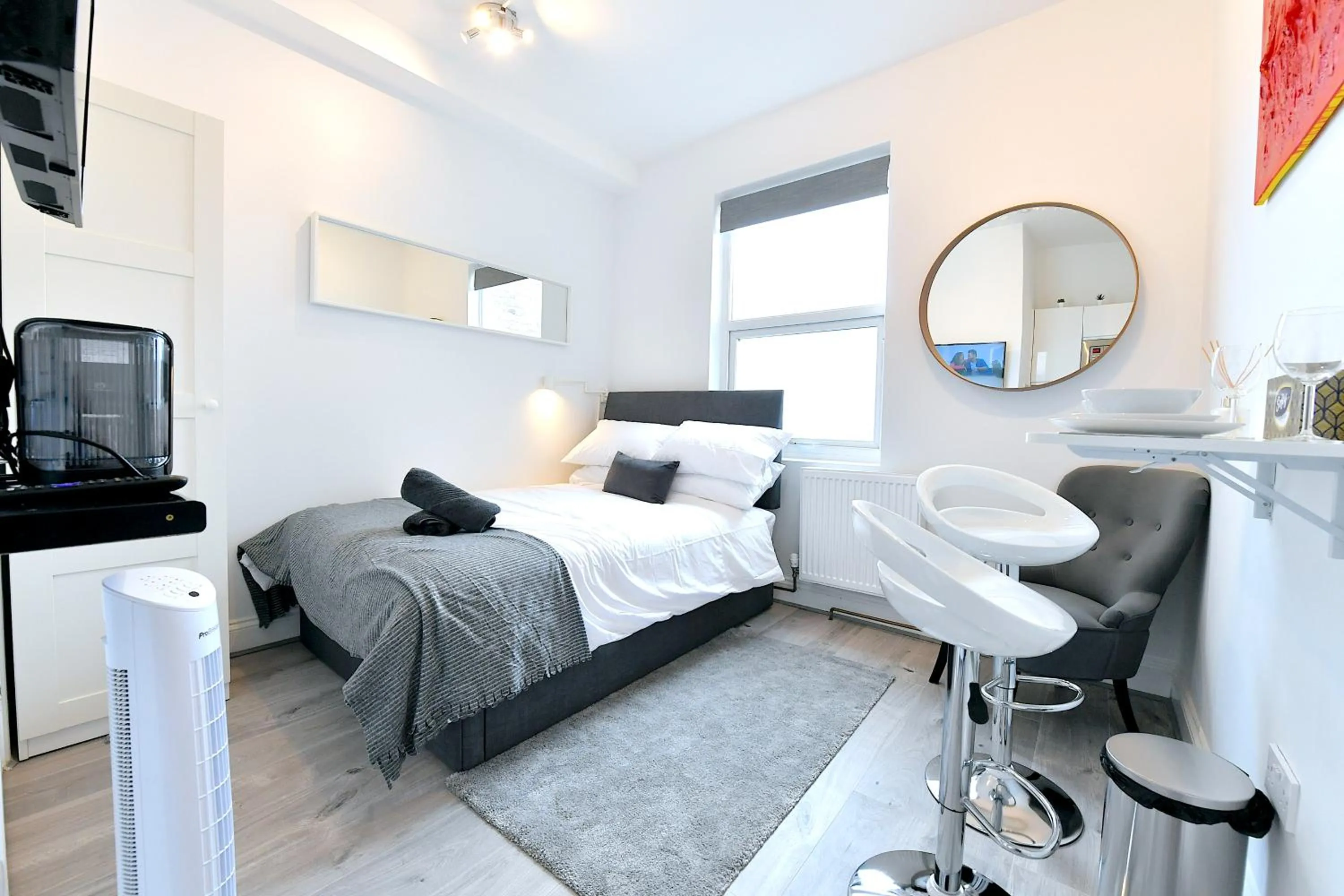 Photo of the whole room, Bed in Stylish Studios by Luxestays Fulham