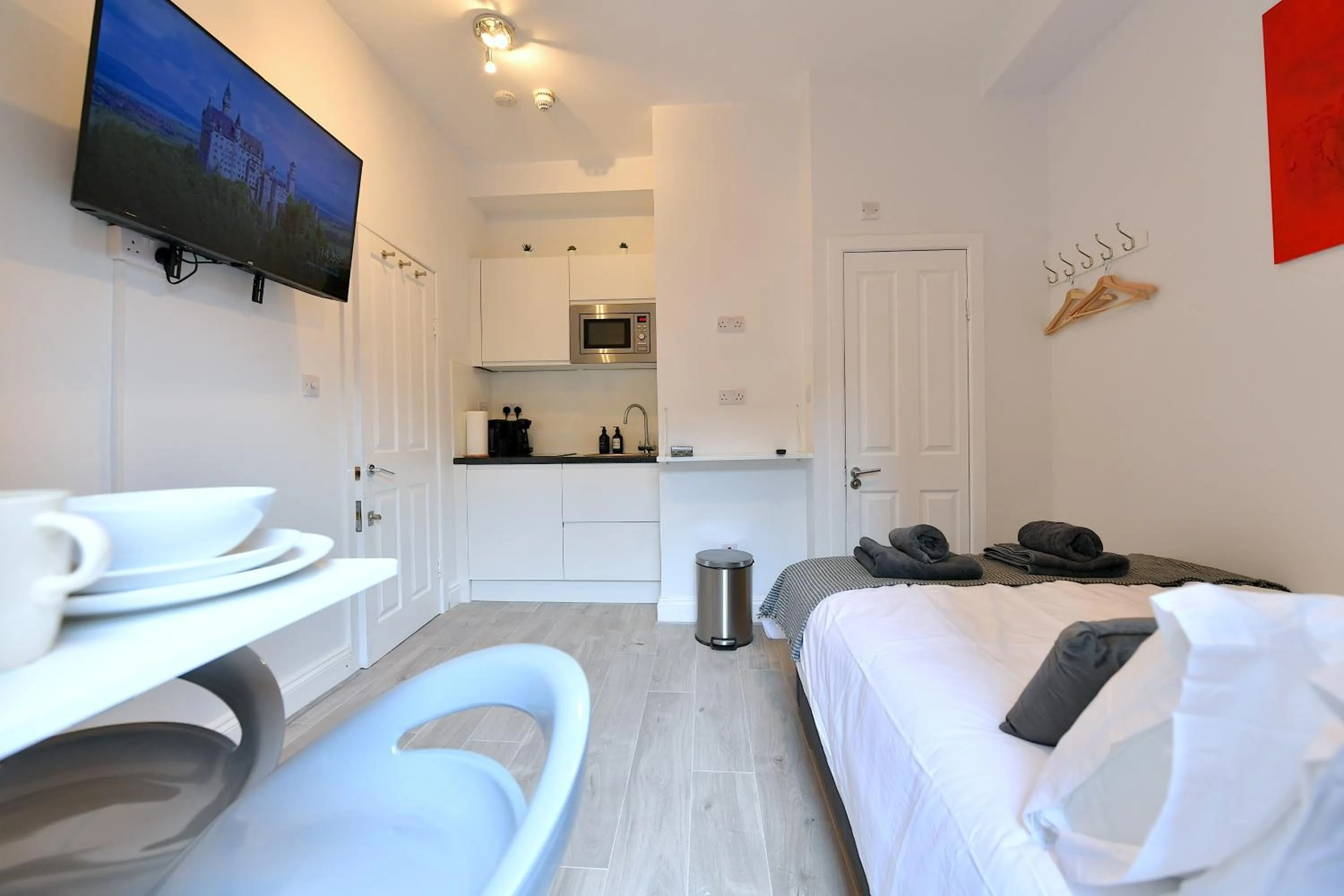 Photo of the whole room, Bed in Stylish Studios by Luxestays Fulham