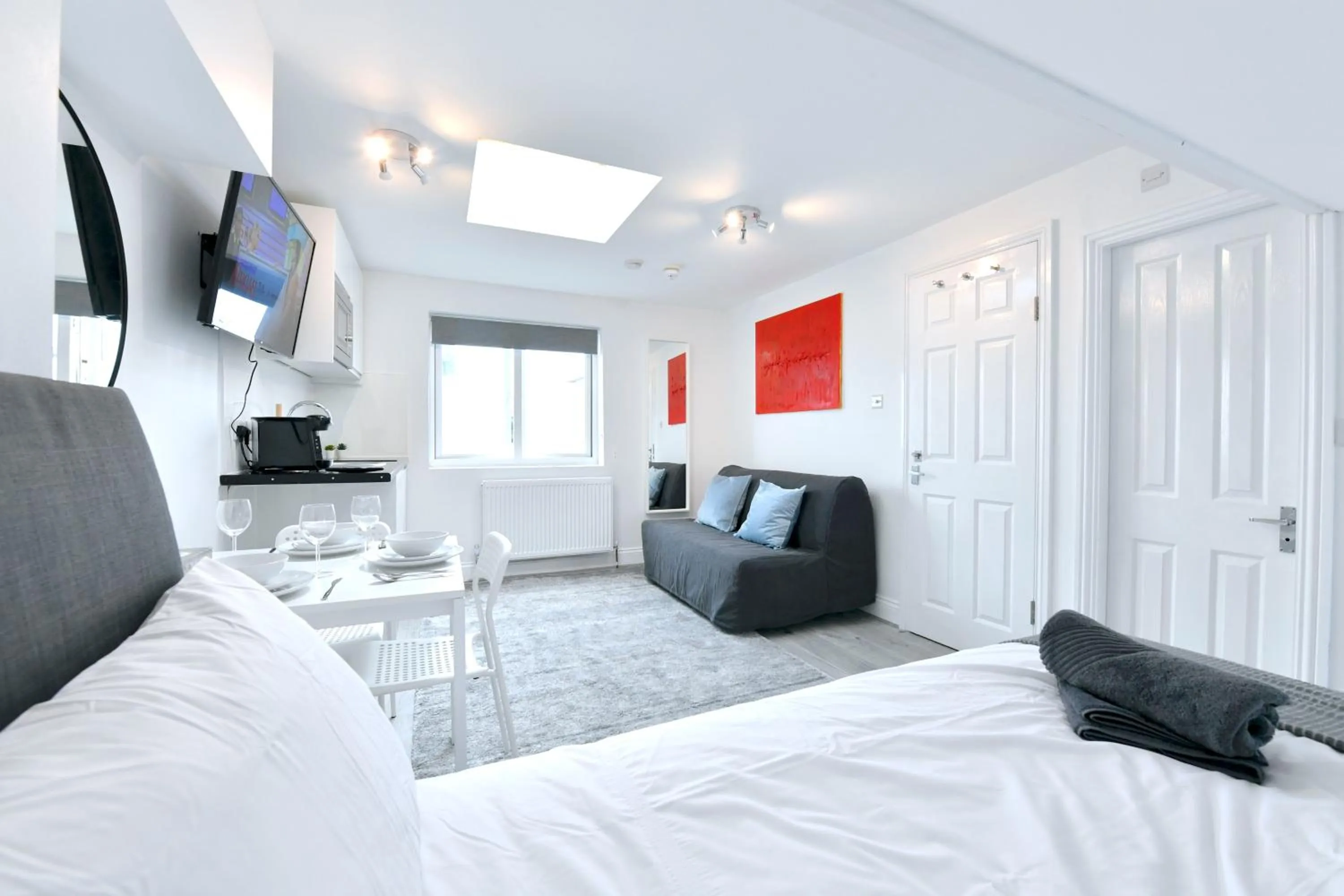 TV and multimedia, Bed in Stylish Studios by Luxestays Fulham