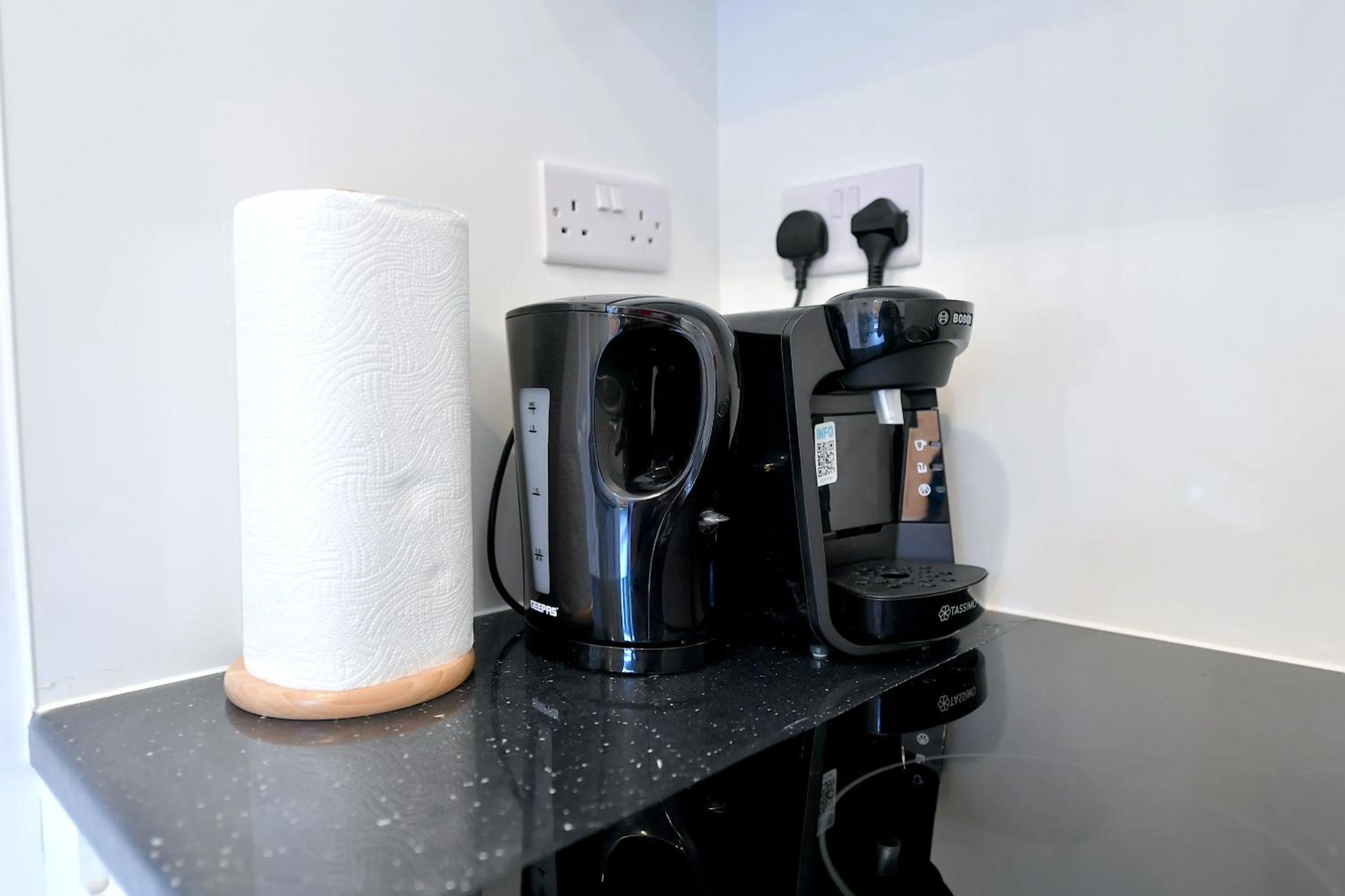 Coffee/tea facilities in Stylish Studios by Luxestays Fulham