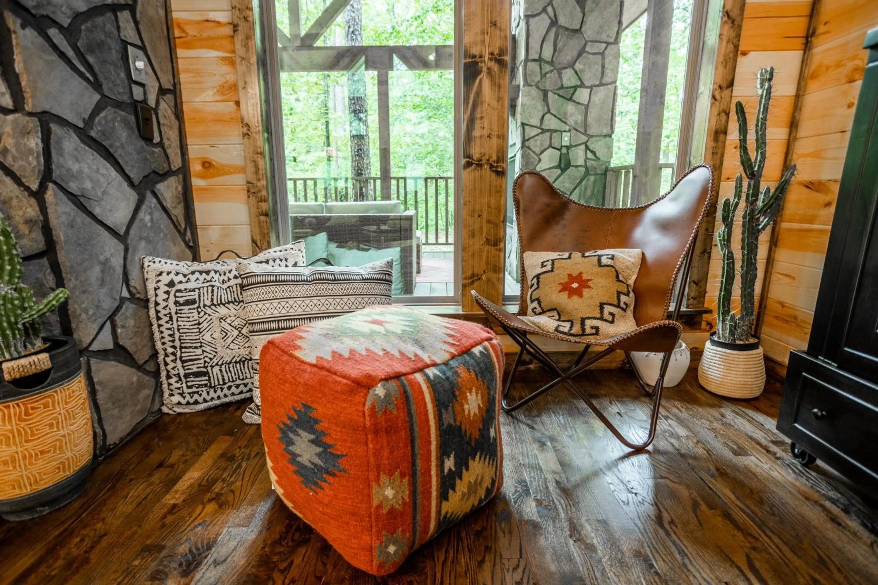 BRAND NEW! "The Roosevelt" Couples Cabin adjacent to National Forest