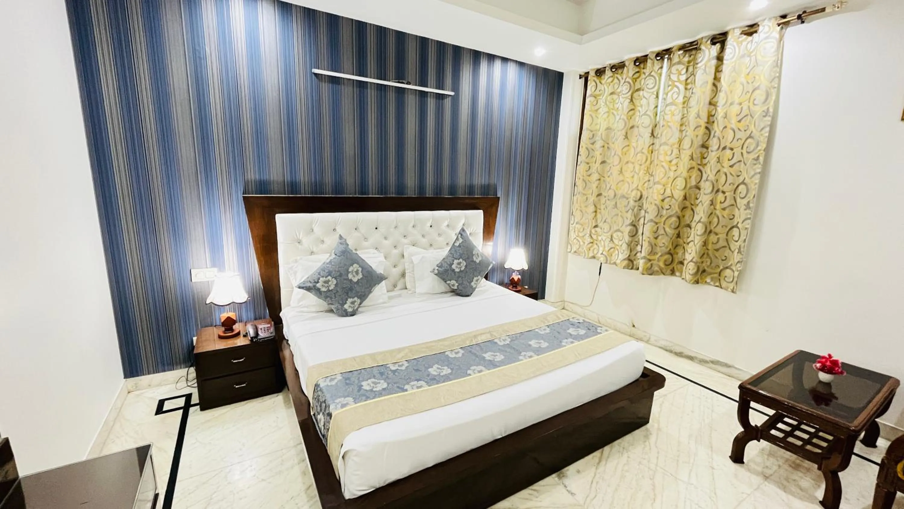 Living room, Bed in Hotel Starline Sector 28