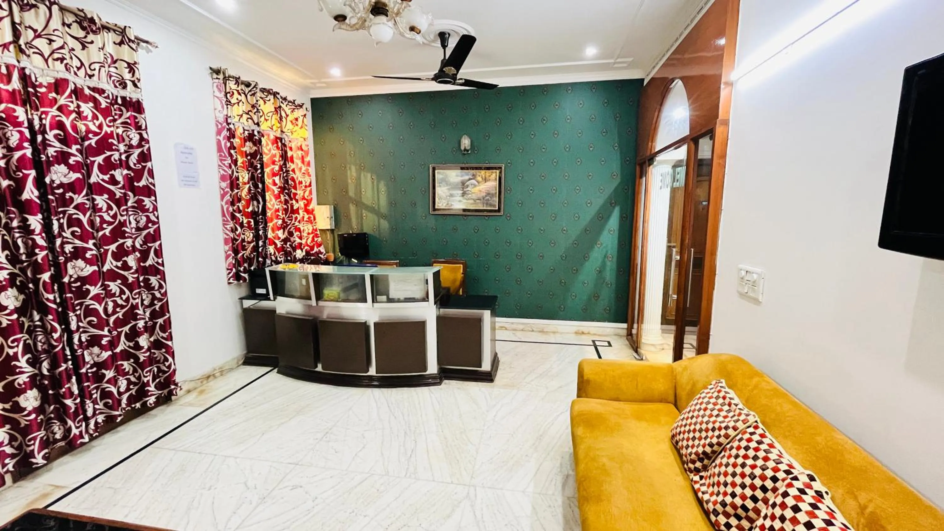 TV and multimedia in Hotel Starline Sector 28