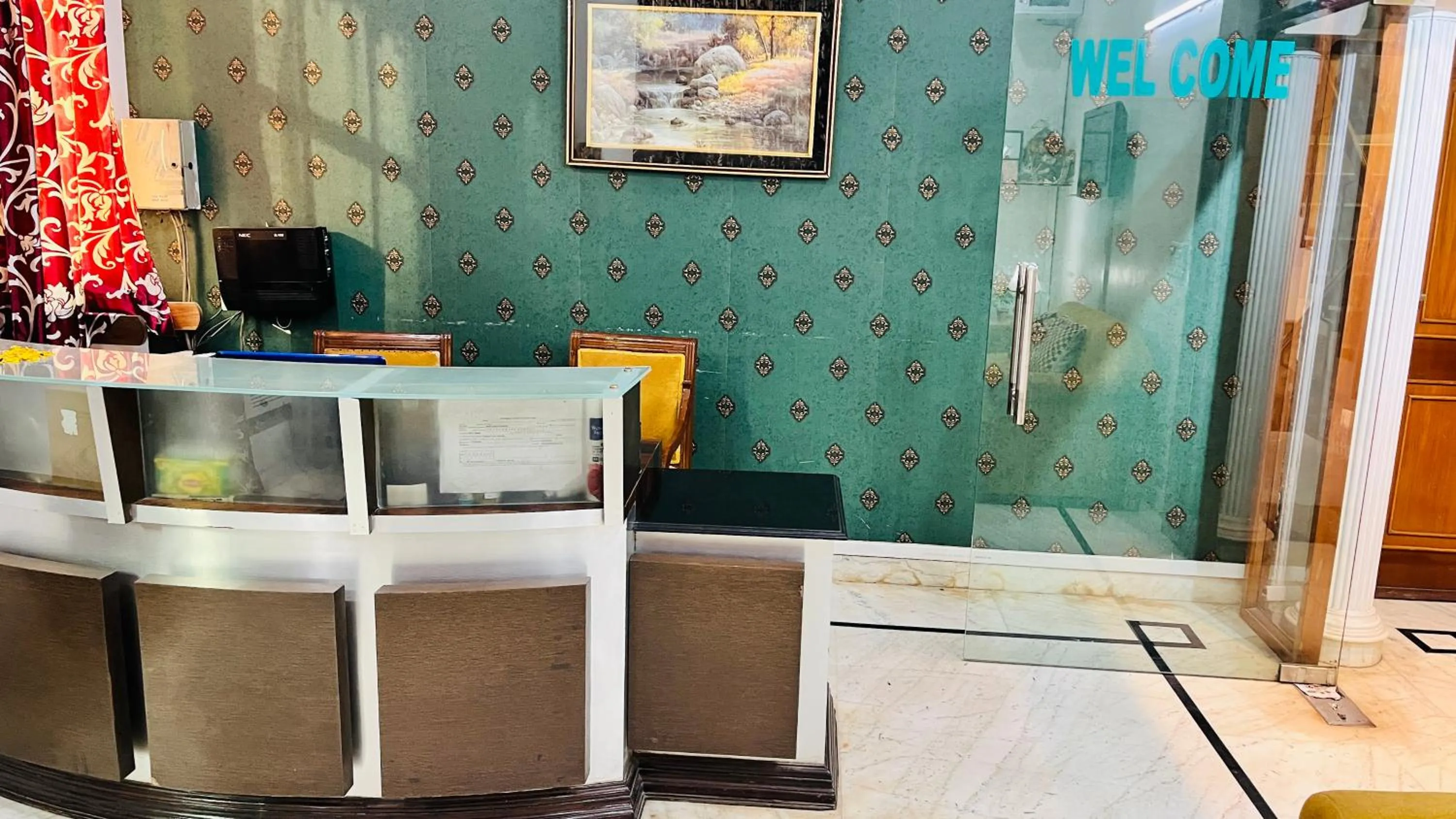 TV and multimedia in Hotel Starline Sector 28