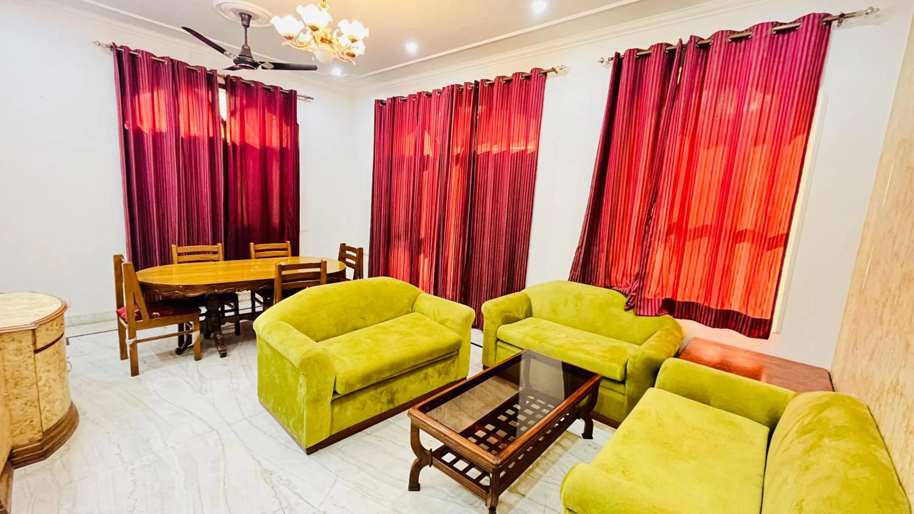 Dining area in Hotel Starline Sector 28