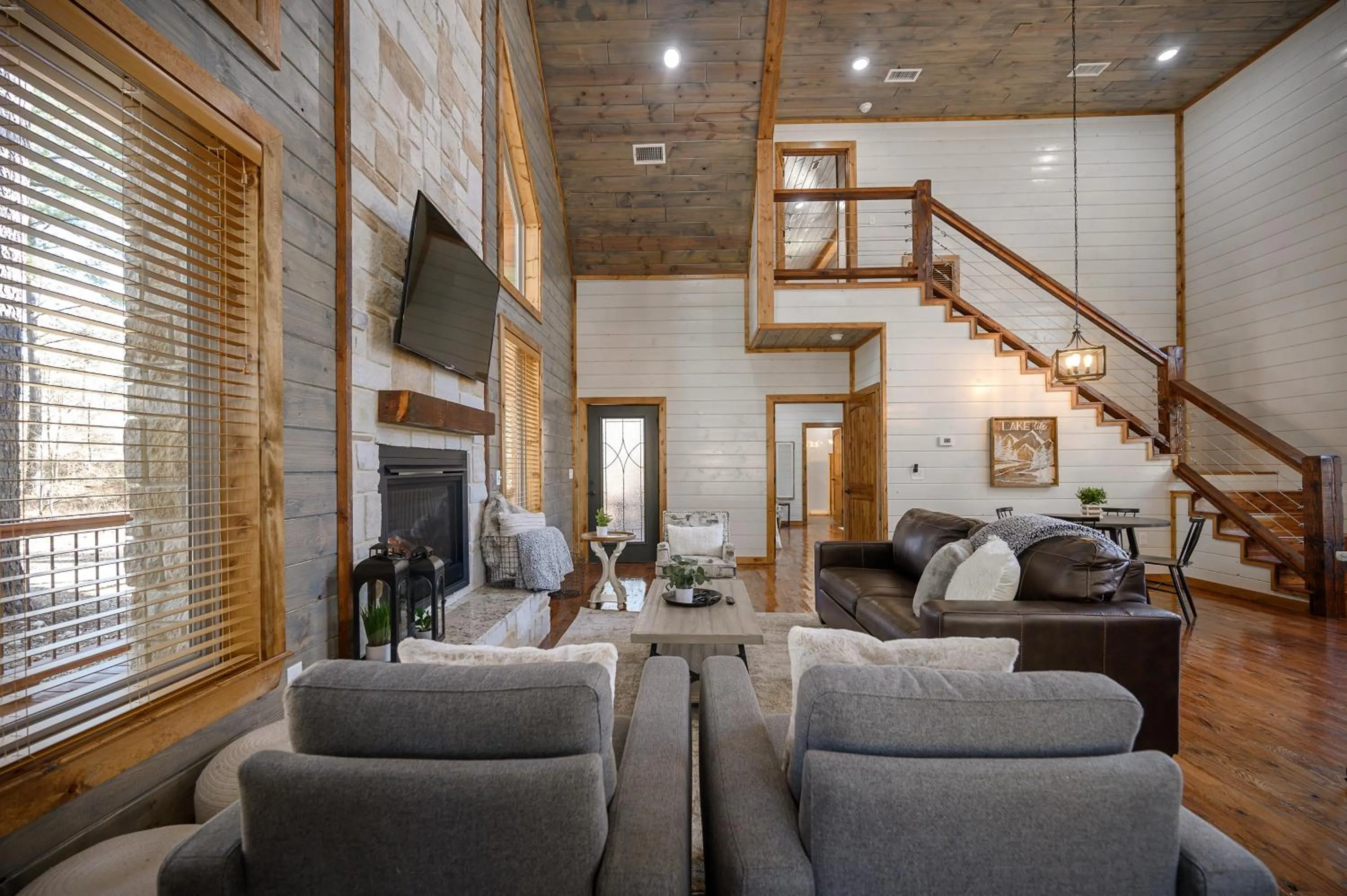 Brand New Sunrise Retreat 2 Bedroom Sleeps 8, 2 Decks, Hot Tub, Firepit