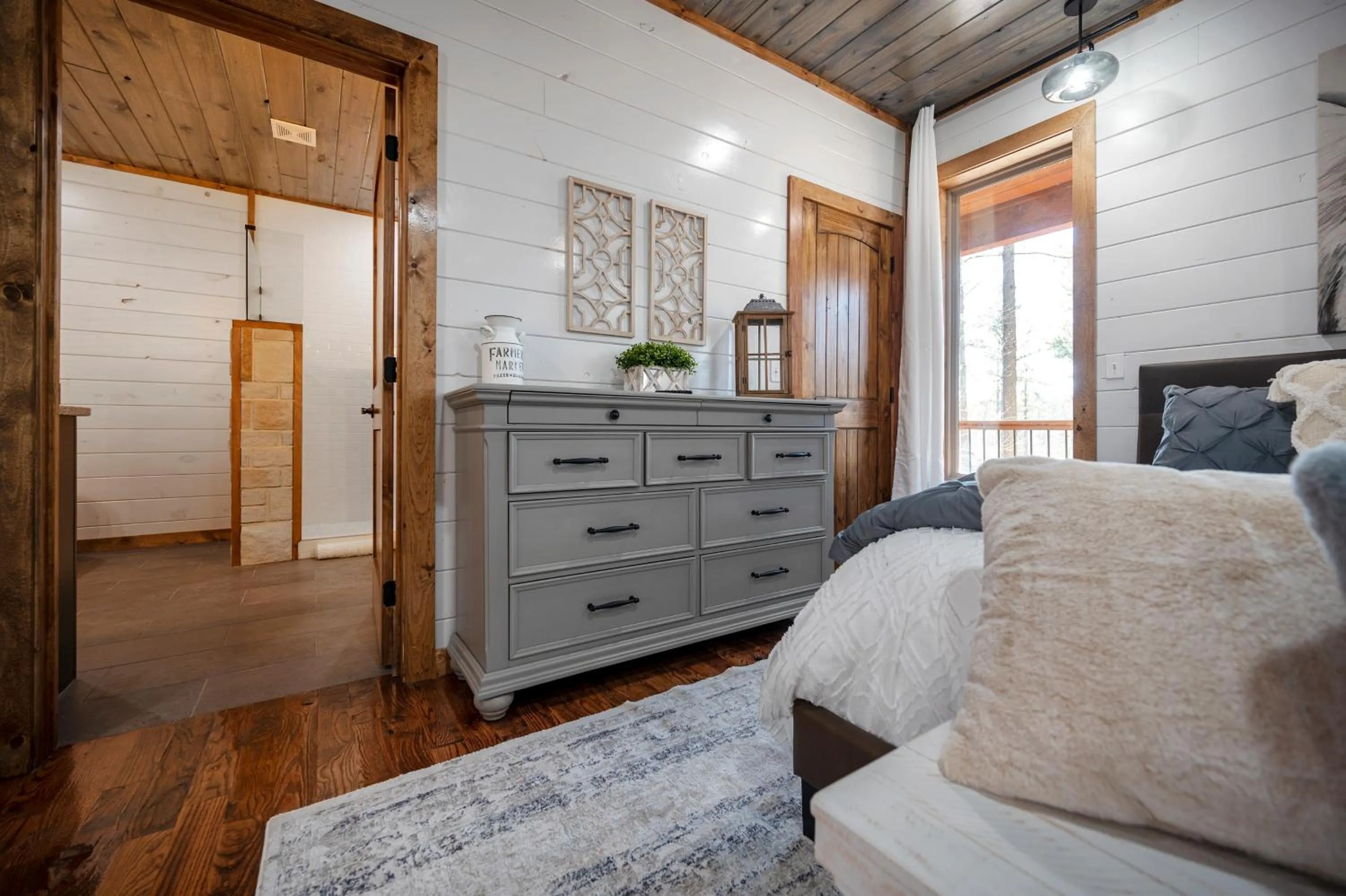 Brand New Sunrise Retreat 2 Bedroom Sleeps 8, 2 Decks, Hot Tub, Firepit