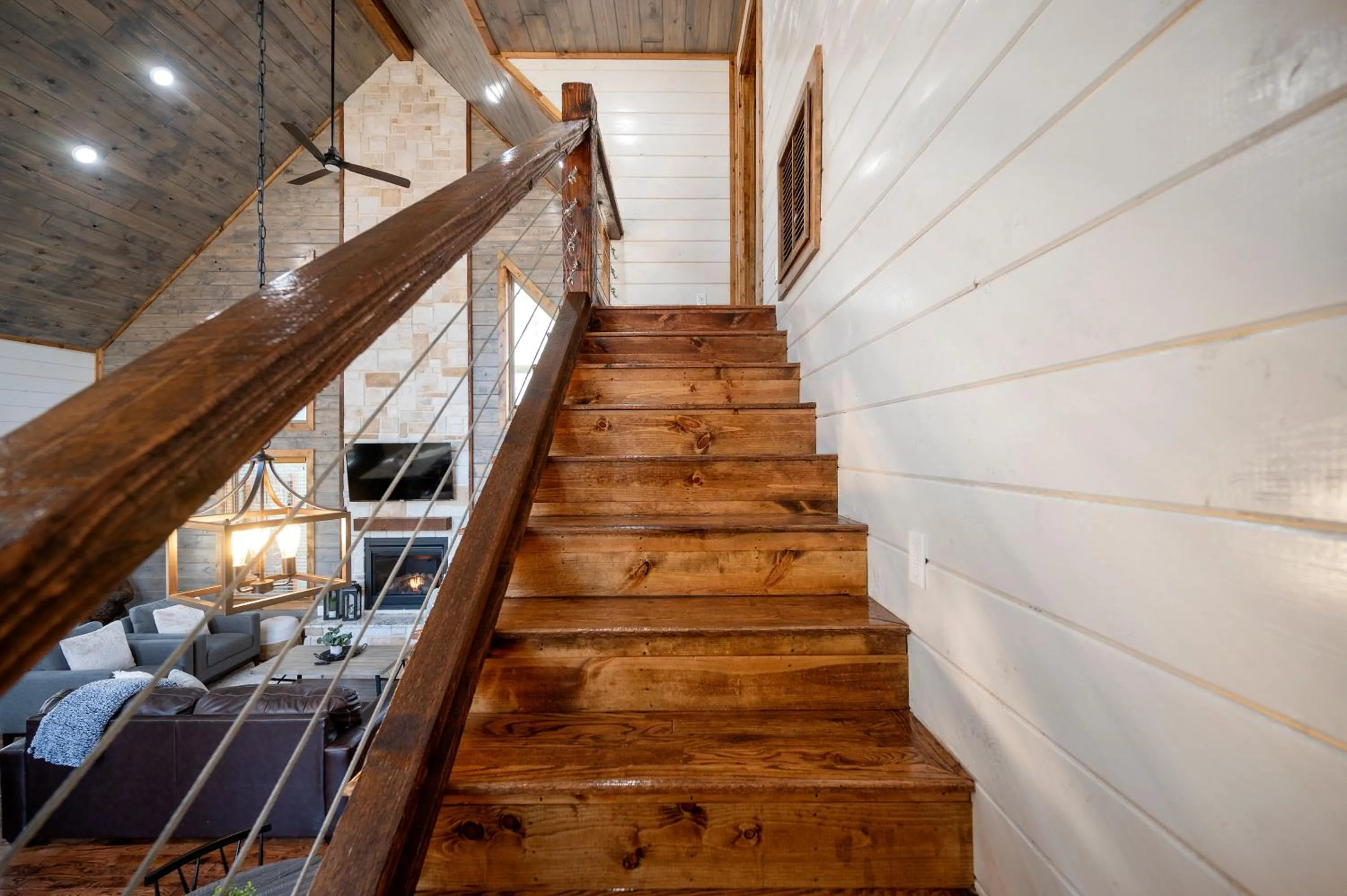 Brand New Sunrise Retreat 2 Bedroom Sleeps 8, 2 Decks, Hot Tub, Firepit