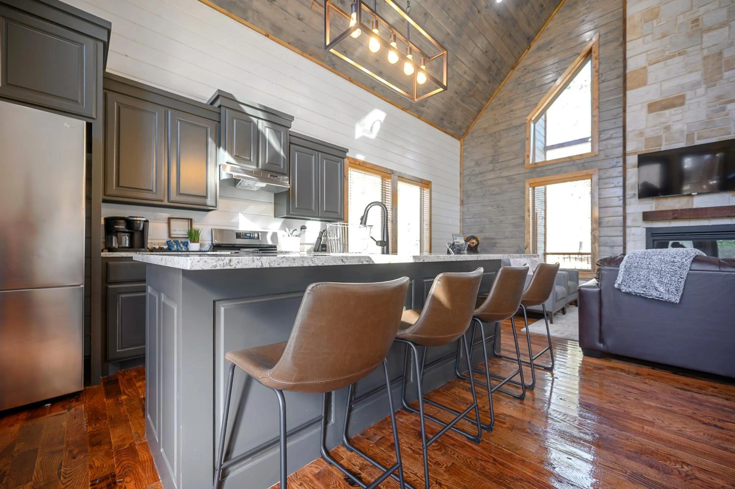 Brand New Sunrise Retreat 2 Bedroom Sleeps 8, 2 Decks, Hot Tub, Firepit