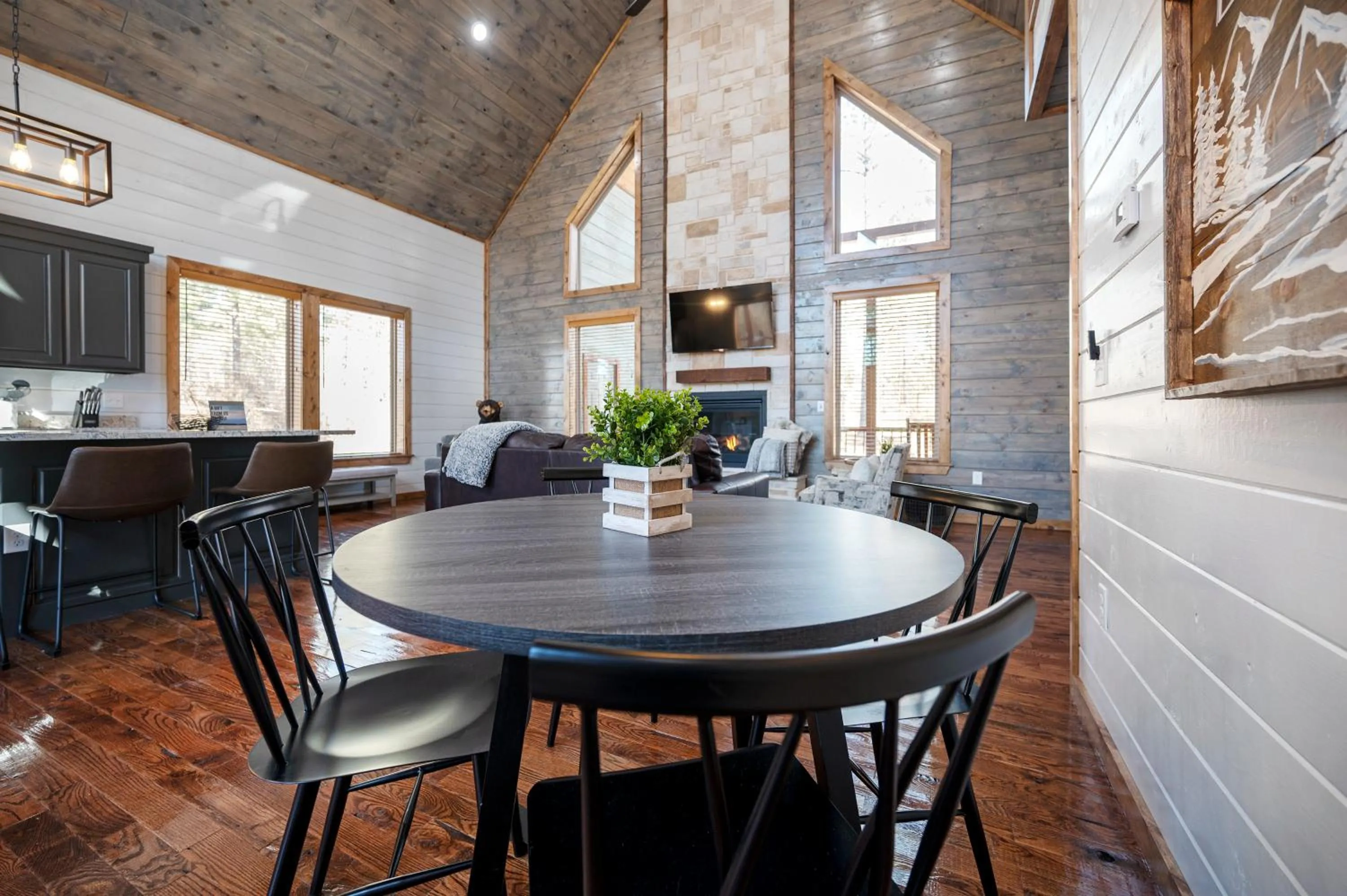 Brand New Sunrise Retreat 2 Bedroom Sleeps 8, 2 Decks, Hot Tub, Firepit