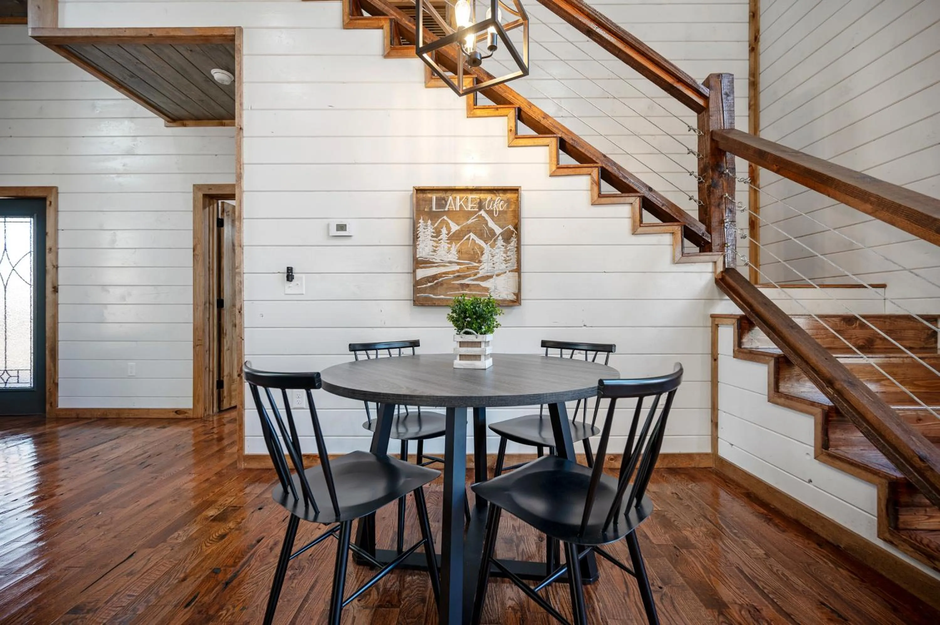 Brand New Sunrise Retreat 2 Bedroom Sleeps 8, 2 Decks, Hot Tub, Firepit