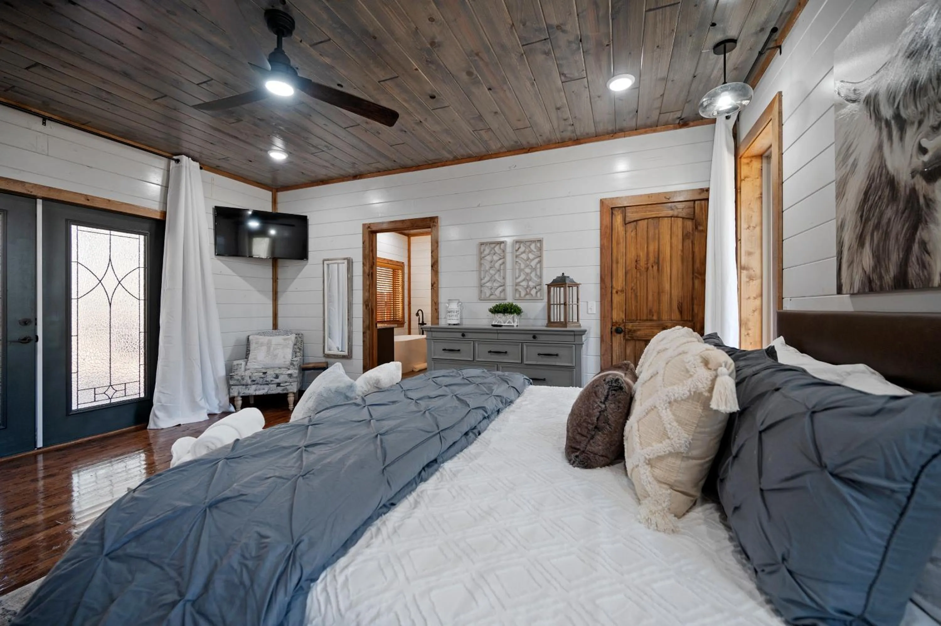 Bed in Brand New Sunrise Retreat 2 Bedroom Sleeps 8, 2 Decks, Hot Tub, Firepit