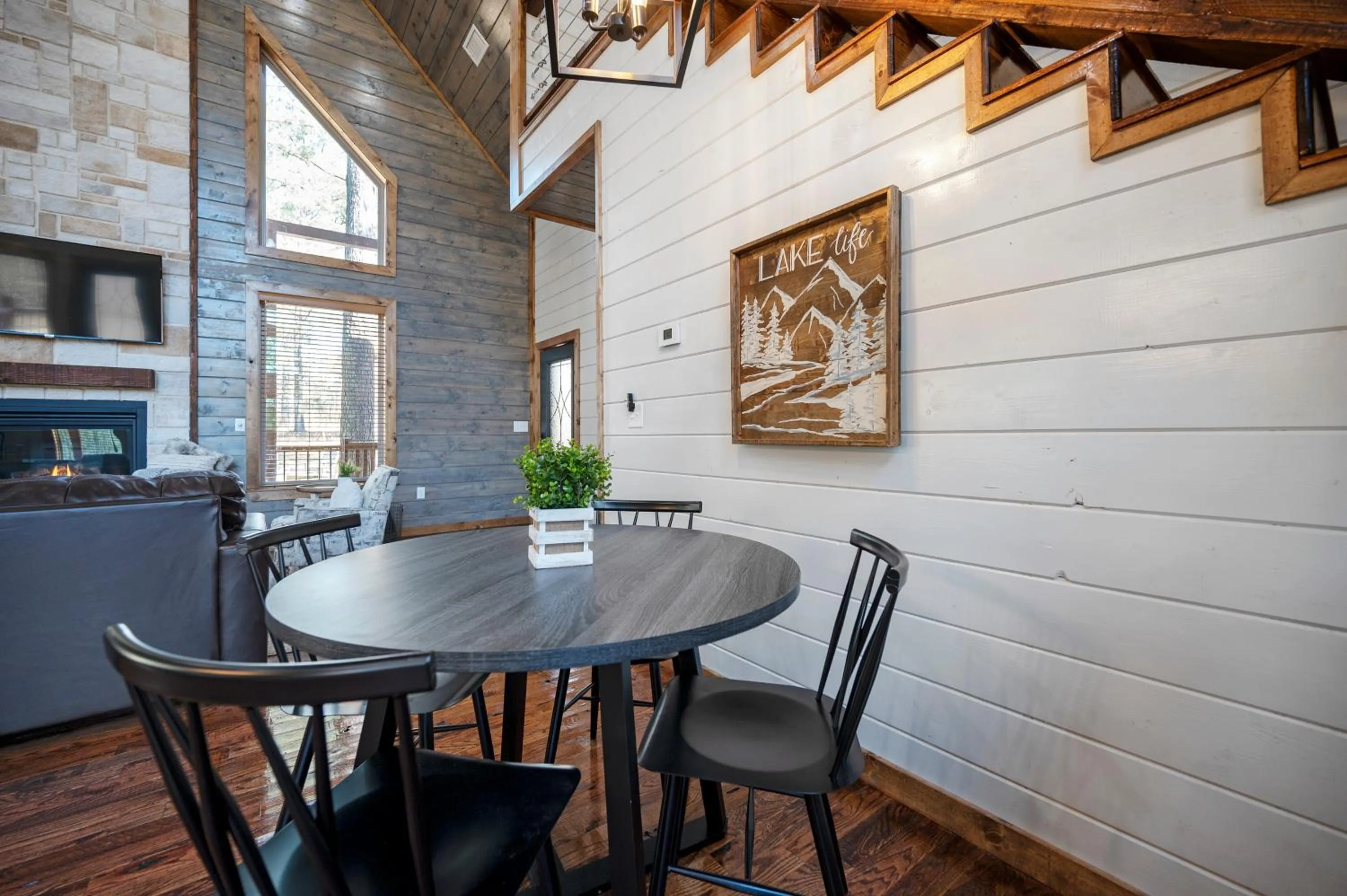 Brand New Sunrise Retreat 2 Bedroom Sleeps 8, 2 Decks, Hot Tub, Firepit