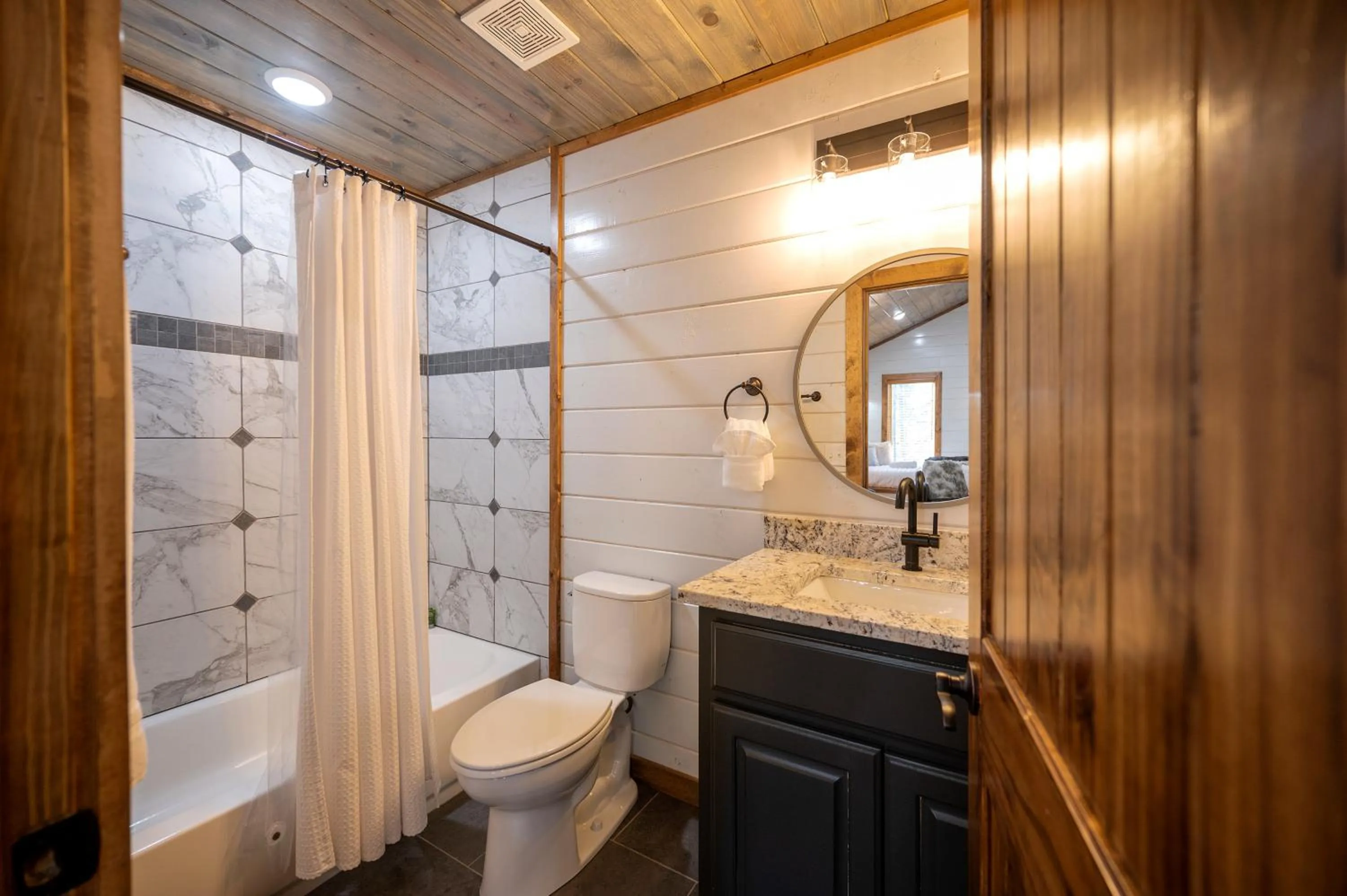 Brand New Sunrise Retreat 2 Bedroom Sleeps 8, 2 Decks, Hot Tub, Firepit