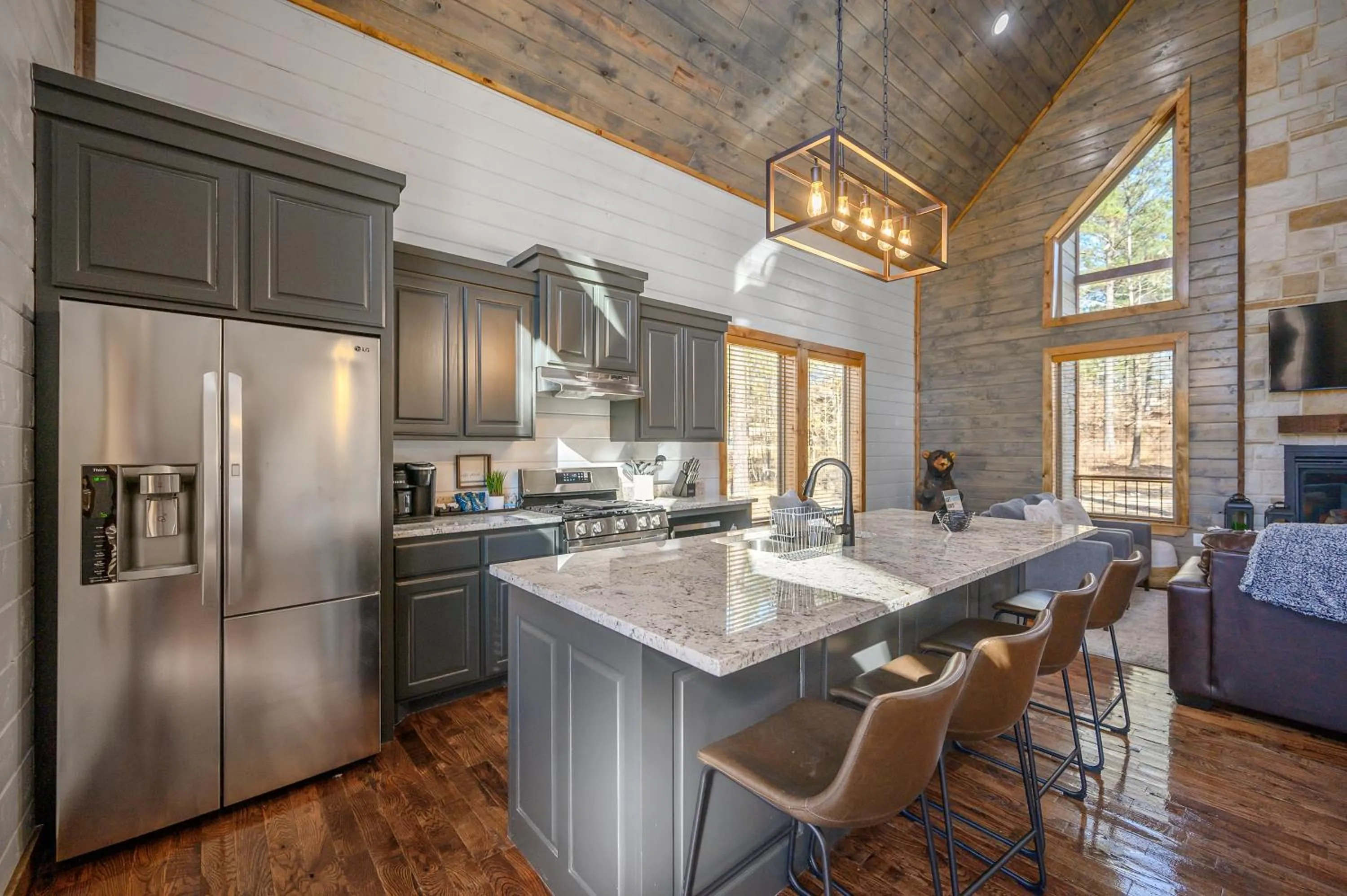 Brand New Sunrise Retreat 2 Bedroom Sleeps 8, 2 Decks, Hot Tub, Firepit