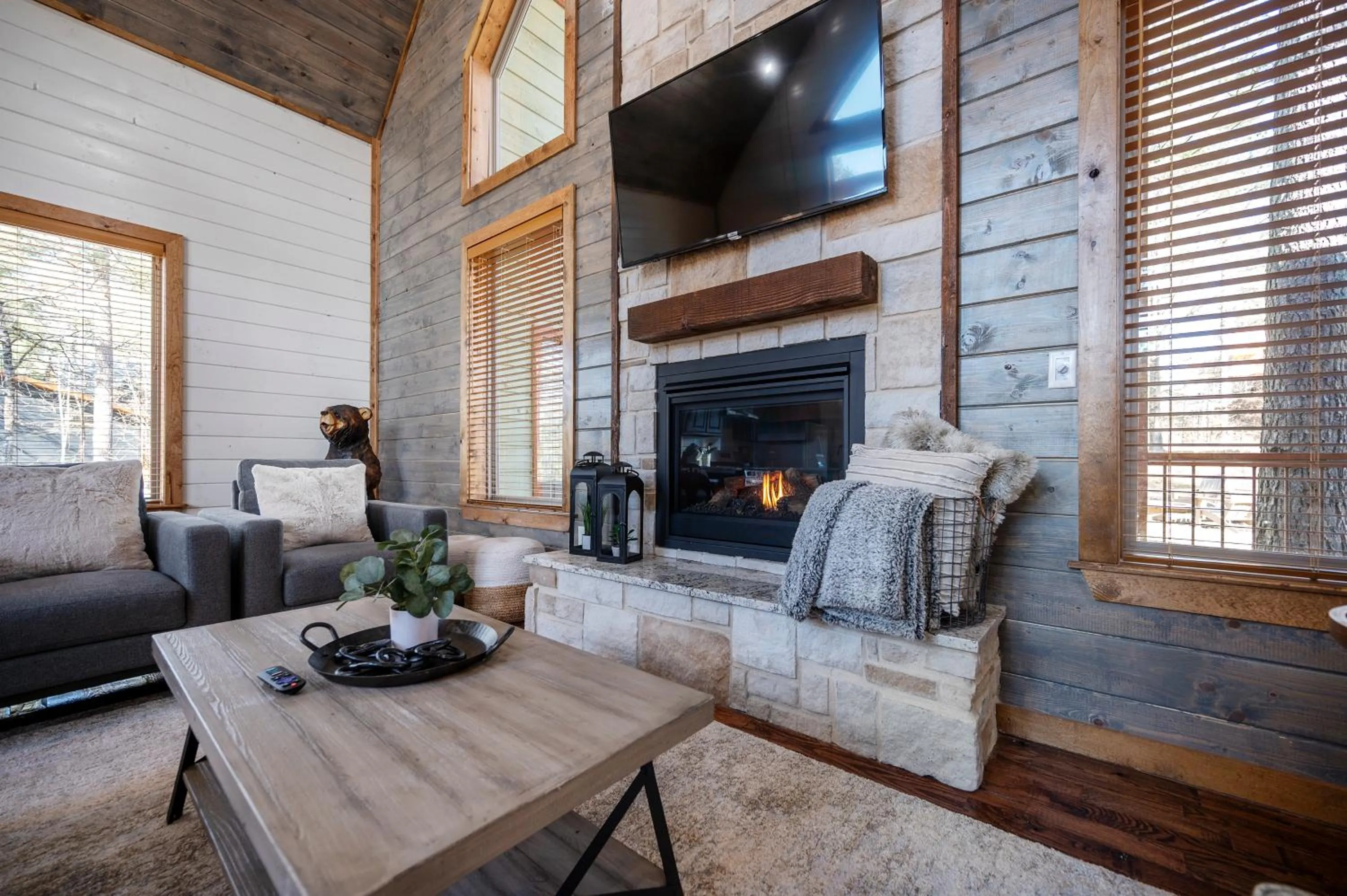 Brand New Sunrise Retreat 2 Bedroom Sleeps 8, 2 Decks, Hot Tub, Firepit