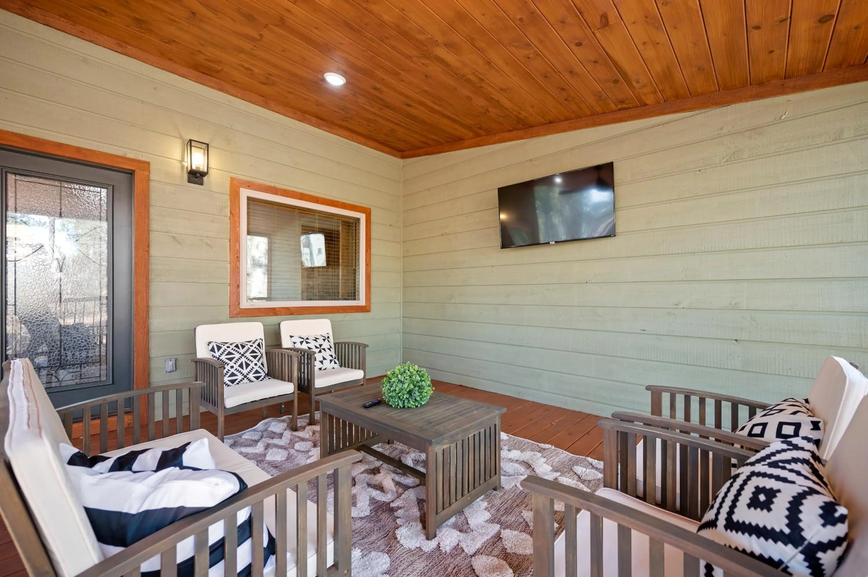 Brand New Sunrise Retreat 2 Bedroom Sleeps 8, 2 Decks, Hot Tub, Firepit