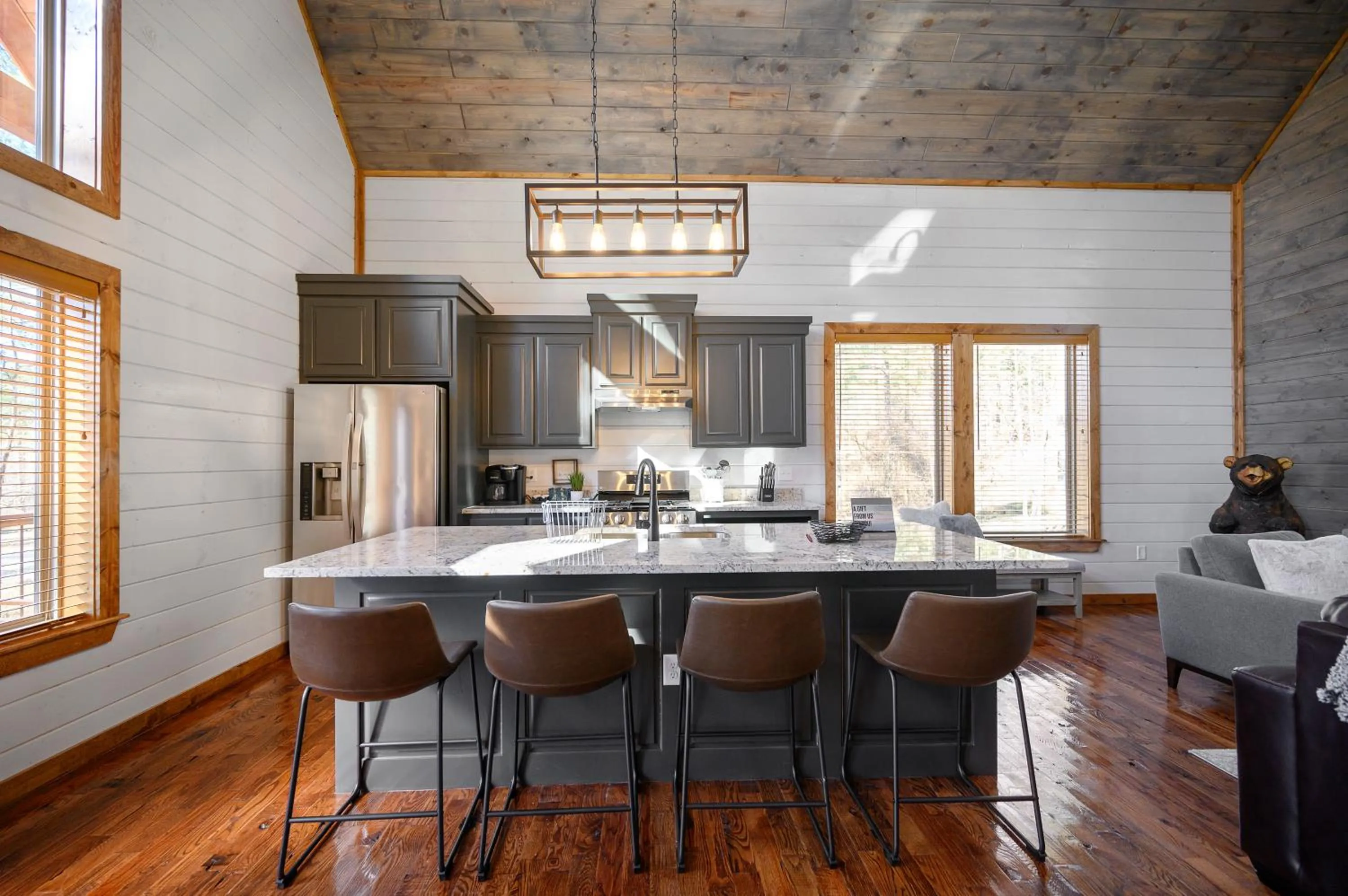 Brand New Sunrise Retreat 2 Bedroom Sleeps 8, 2 Decks, Hot Tub, Firepit